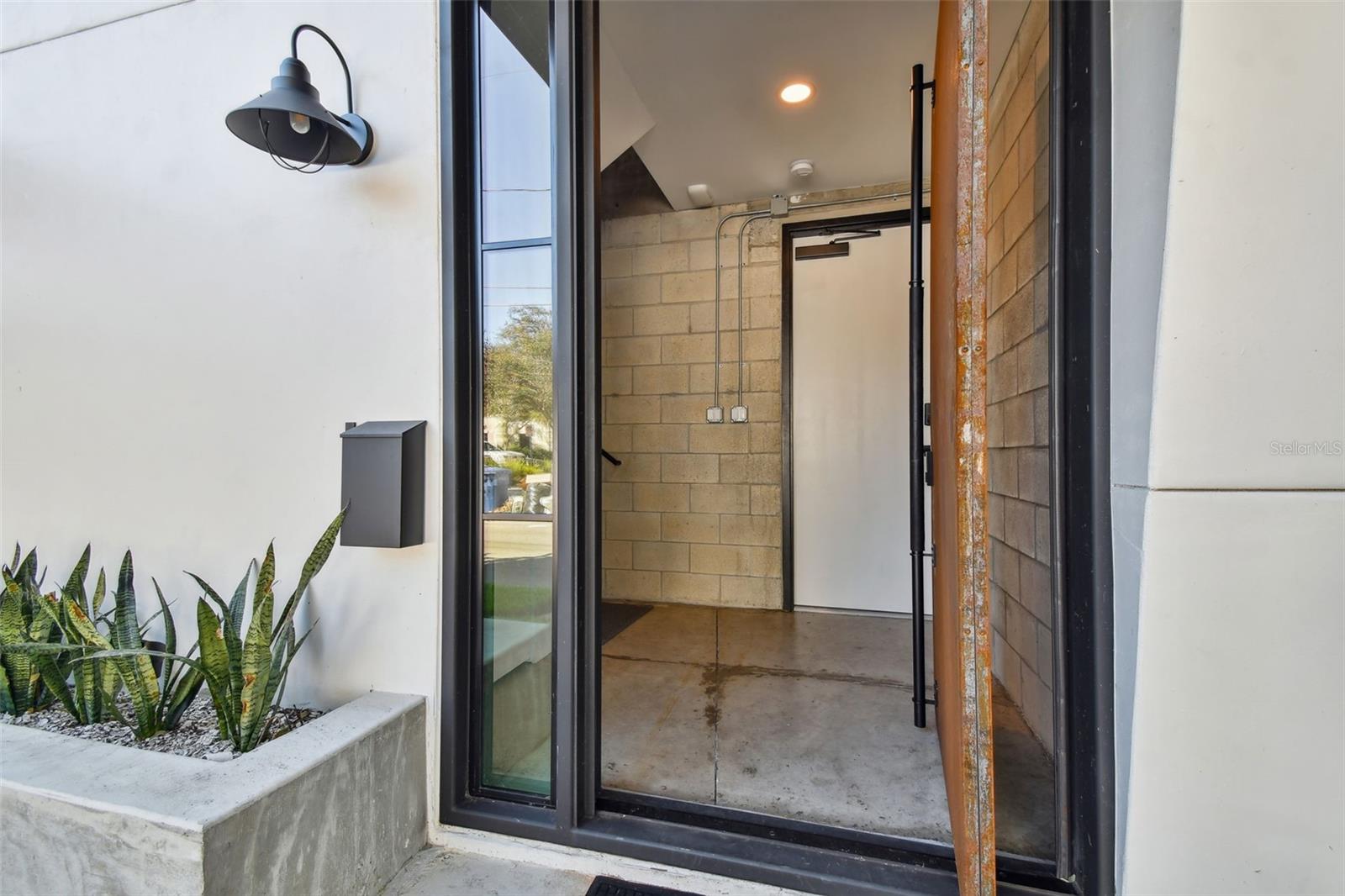 1312 W AZEELE ST #2 photo 5