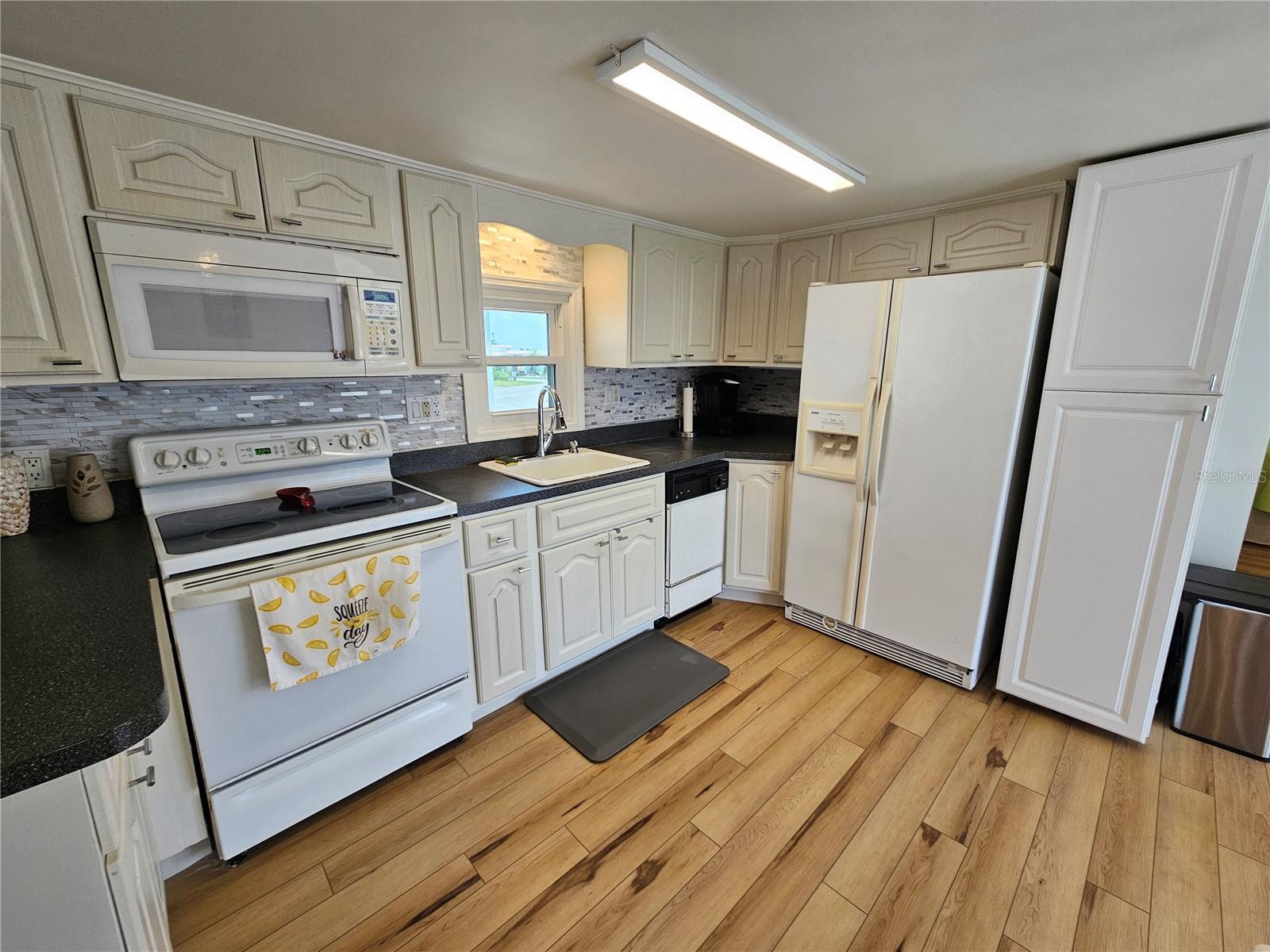 525 BLACKBURN BLVD photo 3