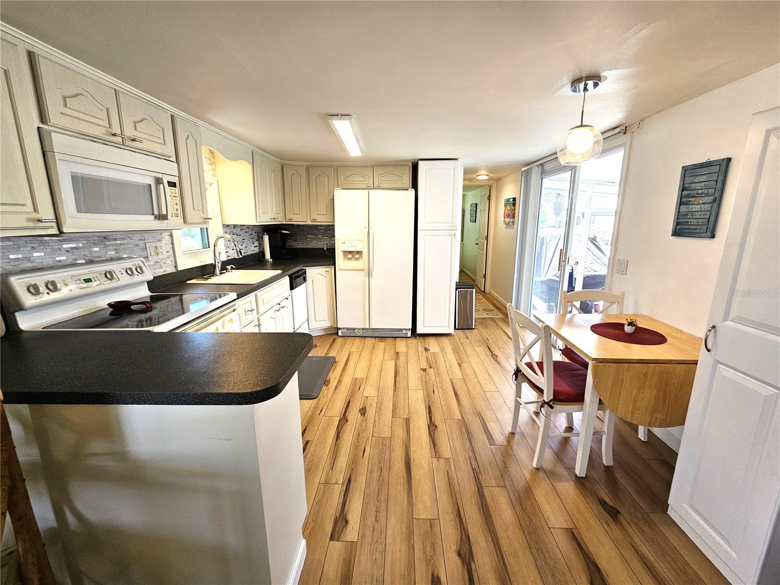 525 BLACKBURN BLVD photo 4