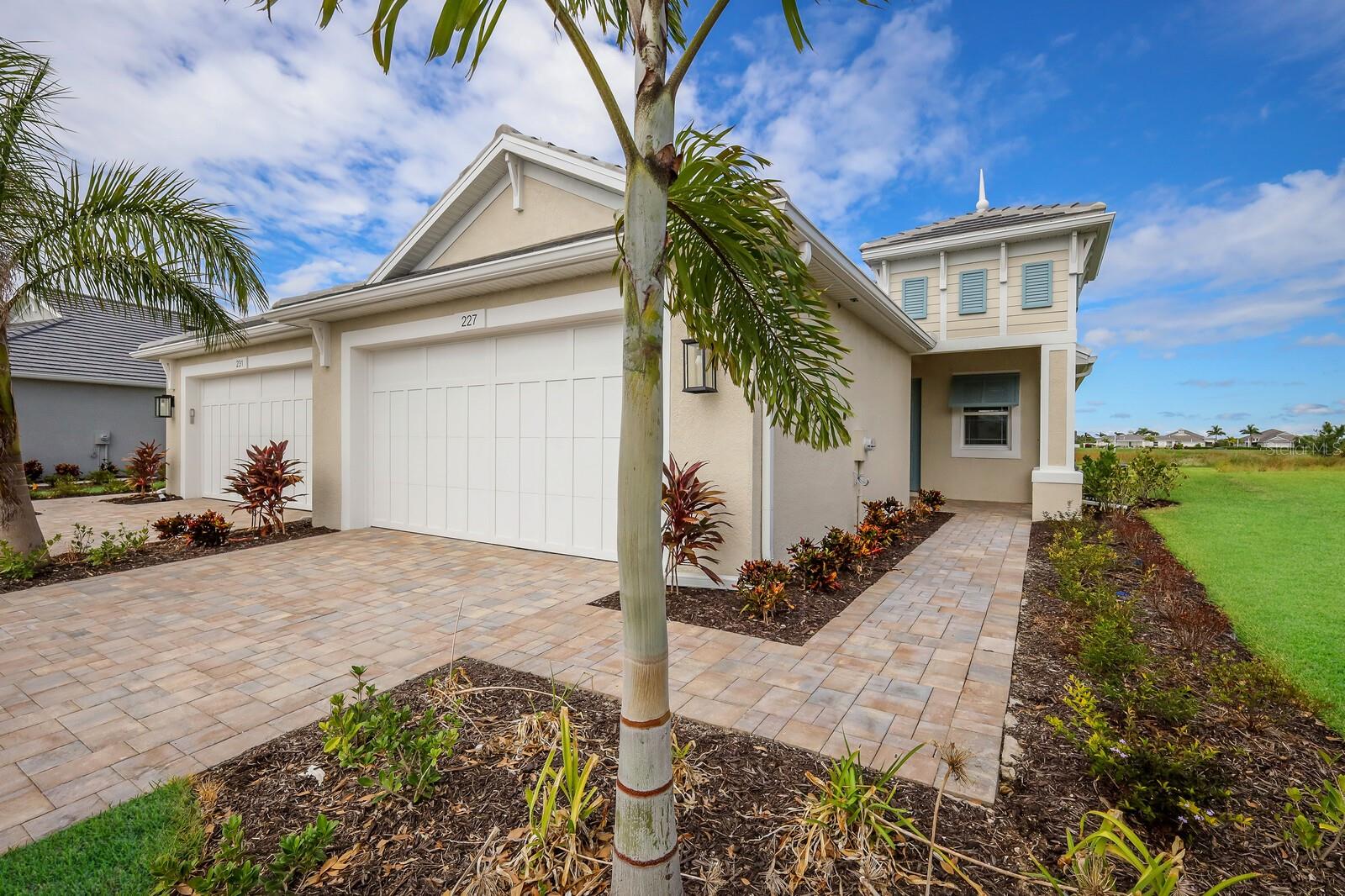 227 OKEEFFE CIR photo 2