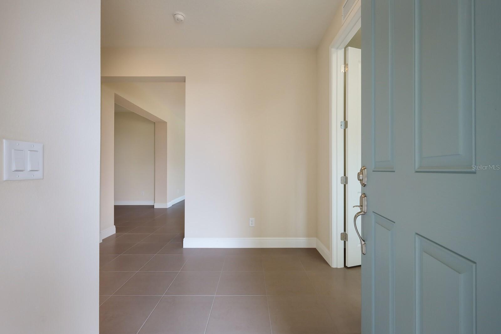 227 OKEEFFE CIR photo 4