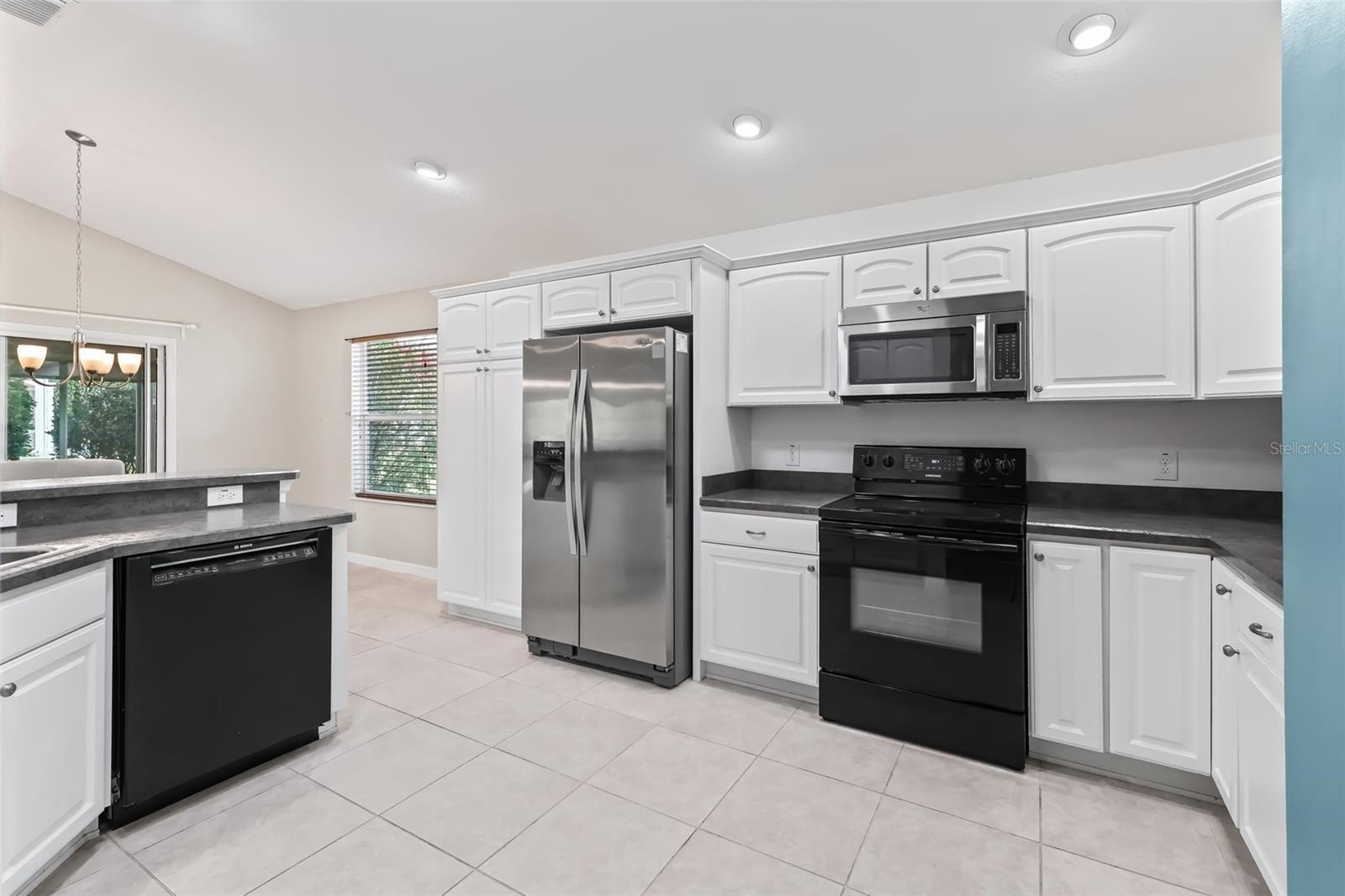 2084 UTOPIA PL photo 3
