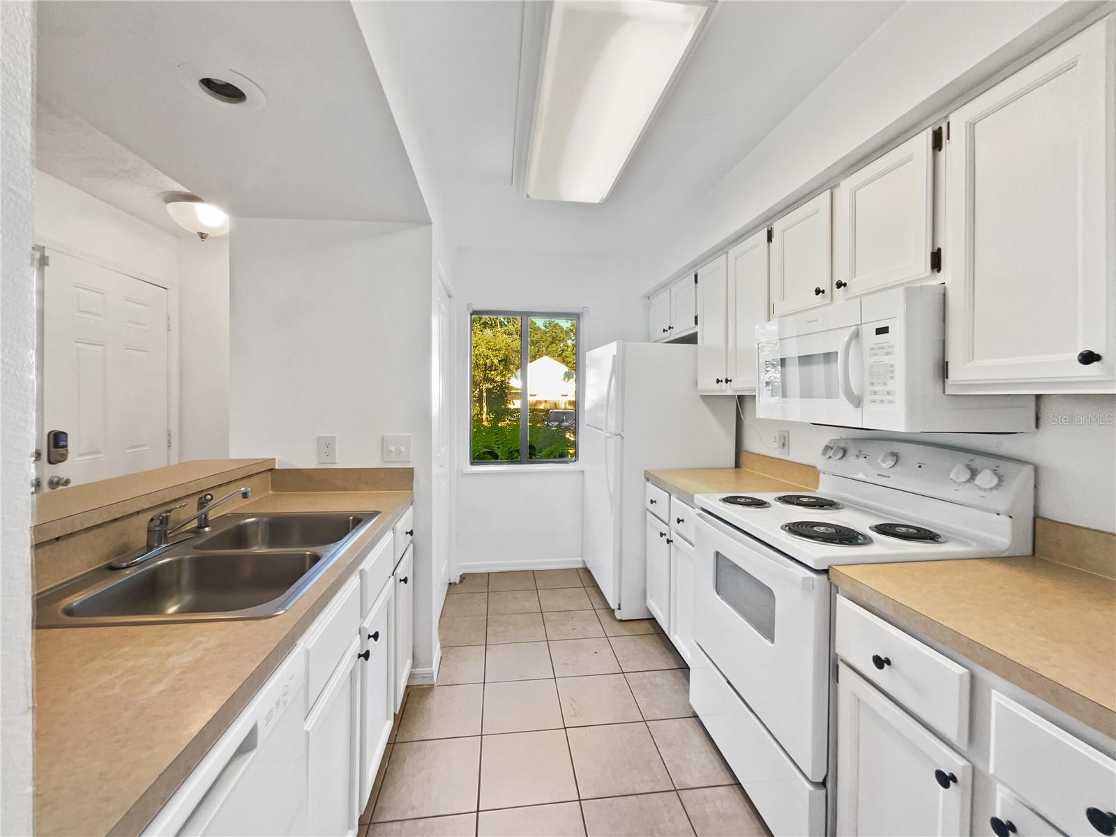 196 RIVERBEND DR #103 photo 2