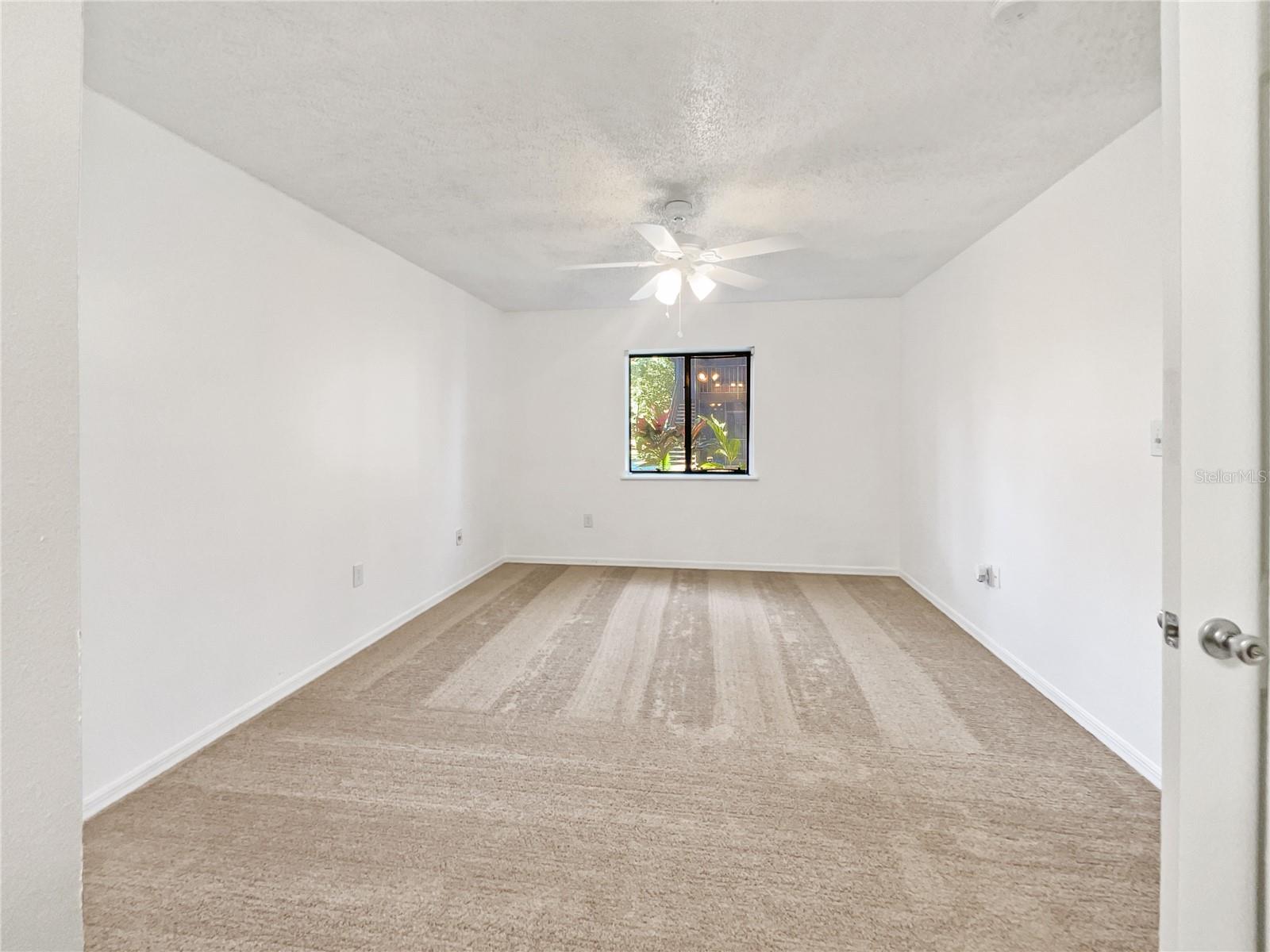 196 RIVERBEND DR #103 photo 3