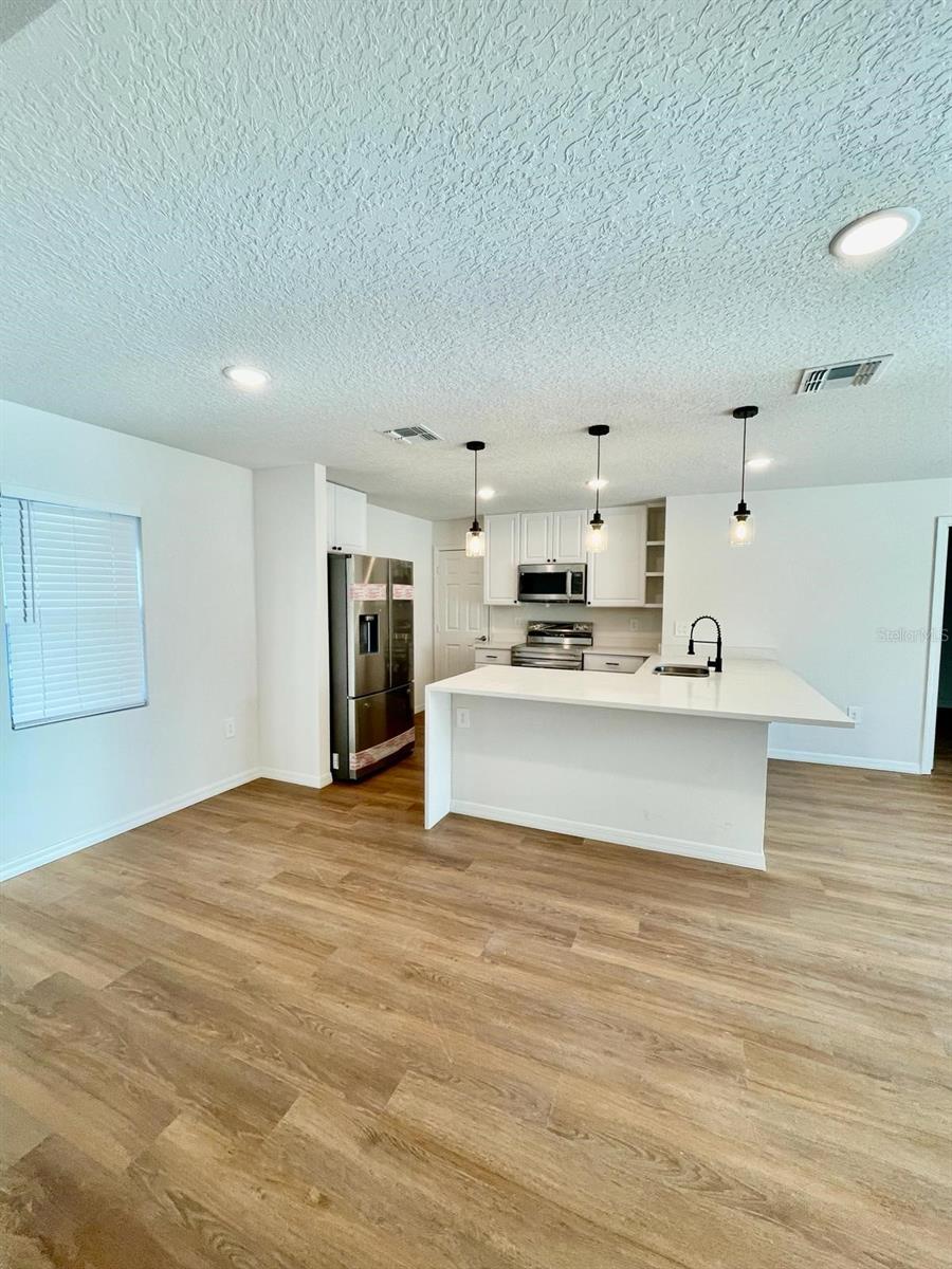 409 ST JOHNS LN photo 2