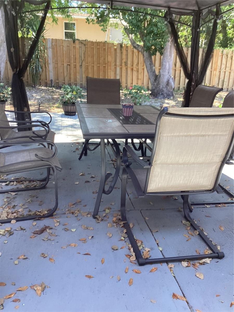 1028 EMBASSY AVE photo 4
