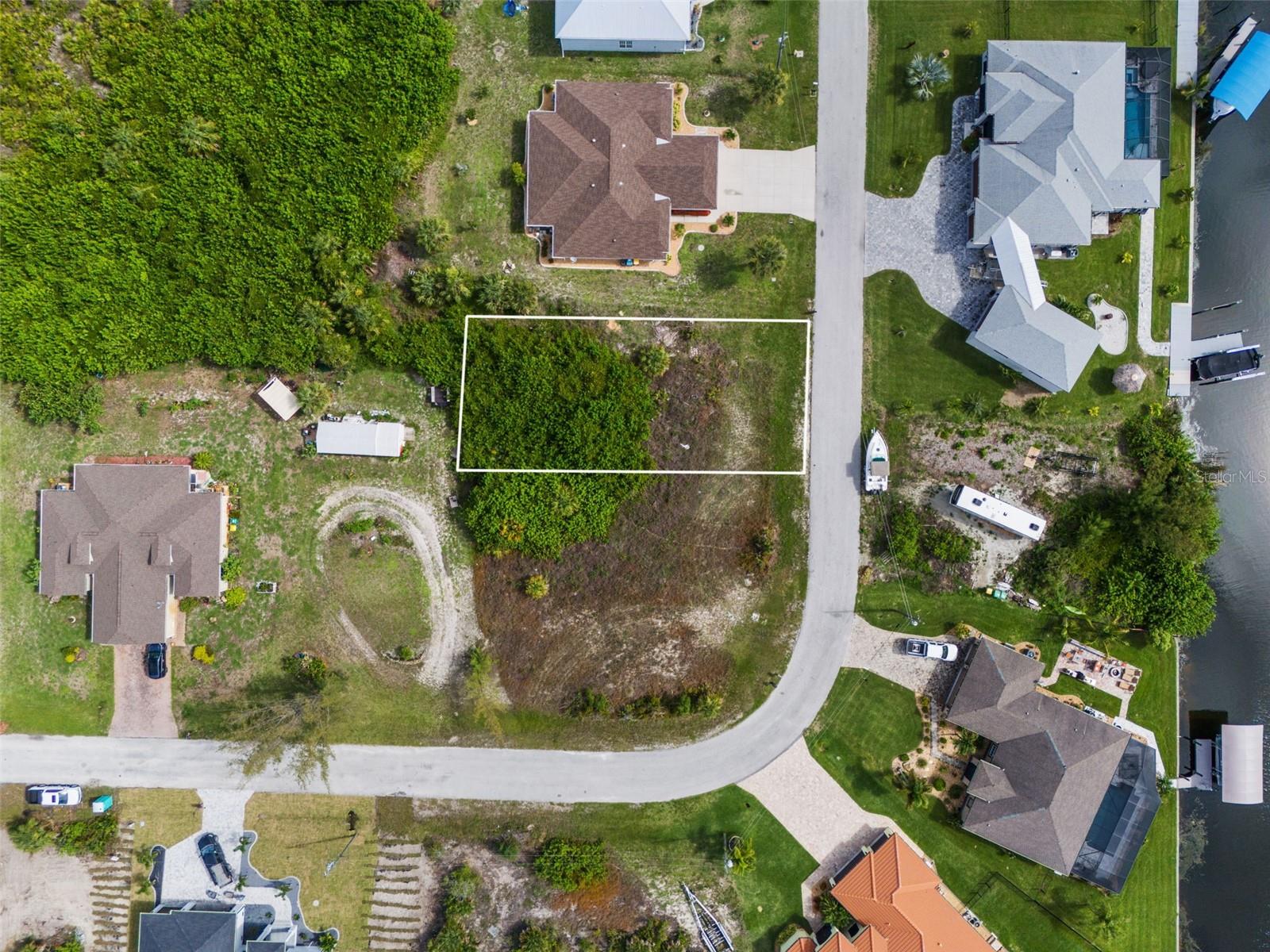 10413 ATENIA ST photo 3