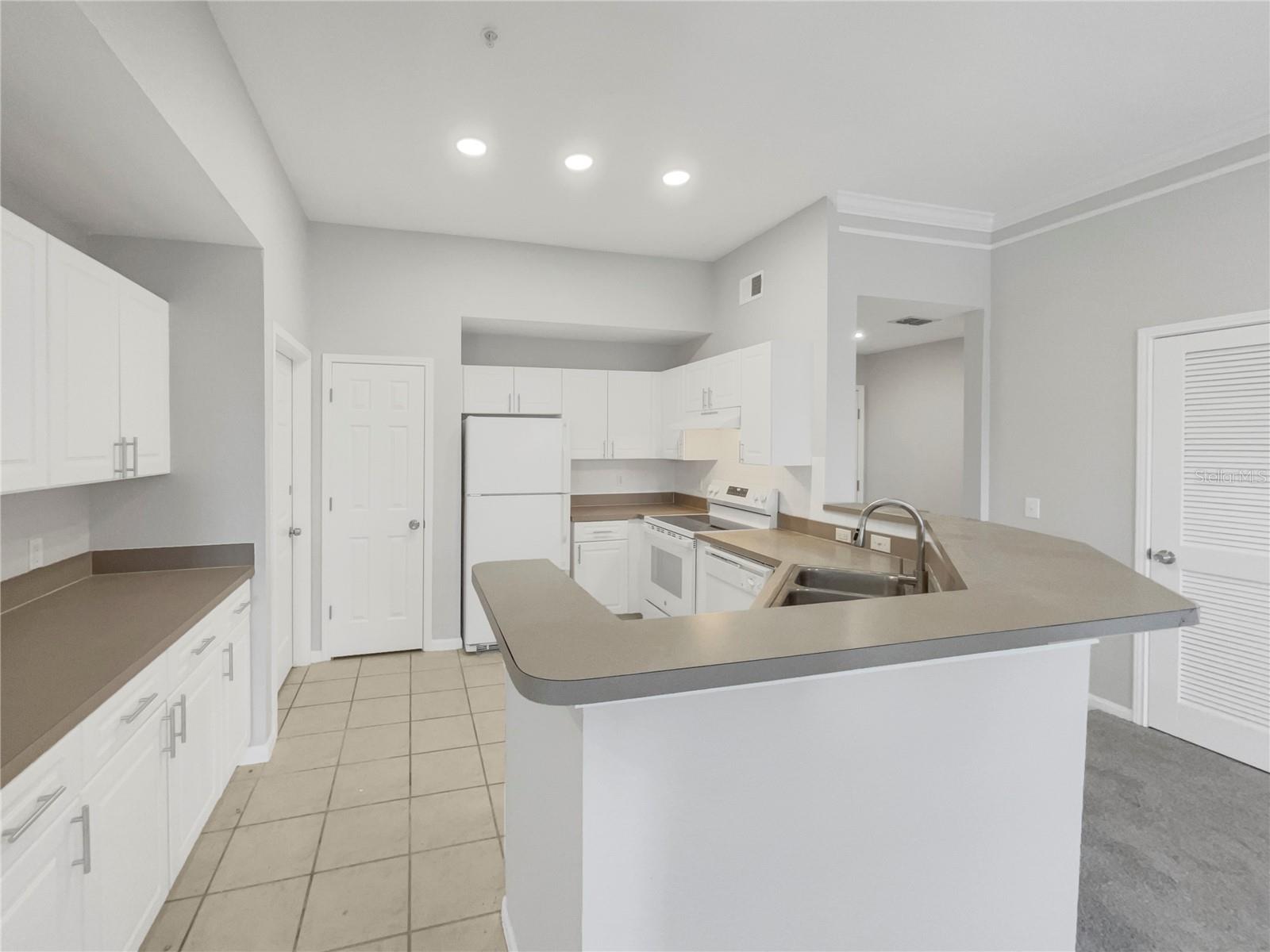 215 LONGVIEW AVE #305 photo 3