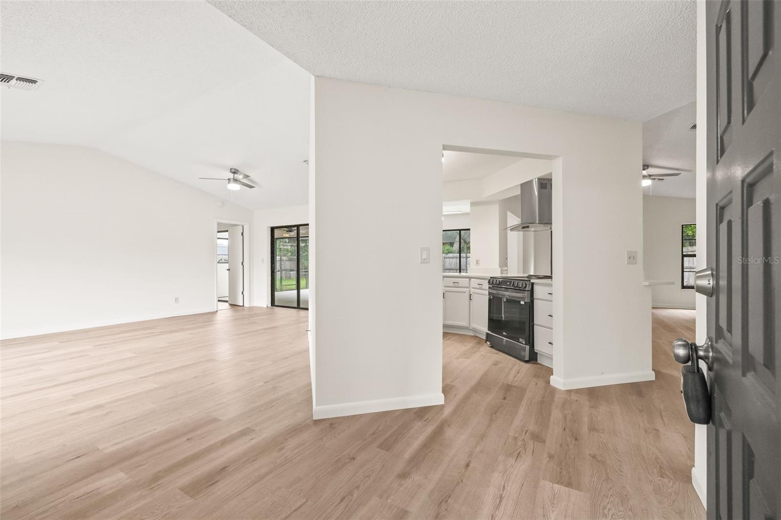 4274 CRAIGDARRAGH AVE photo 2