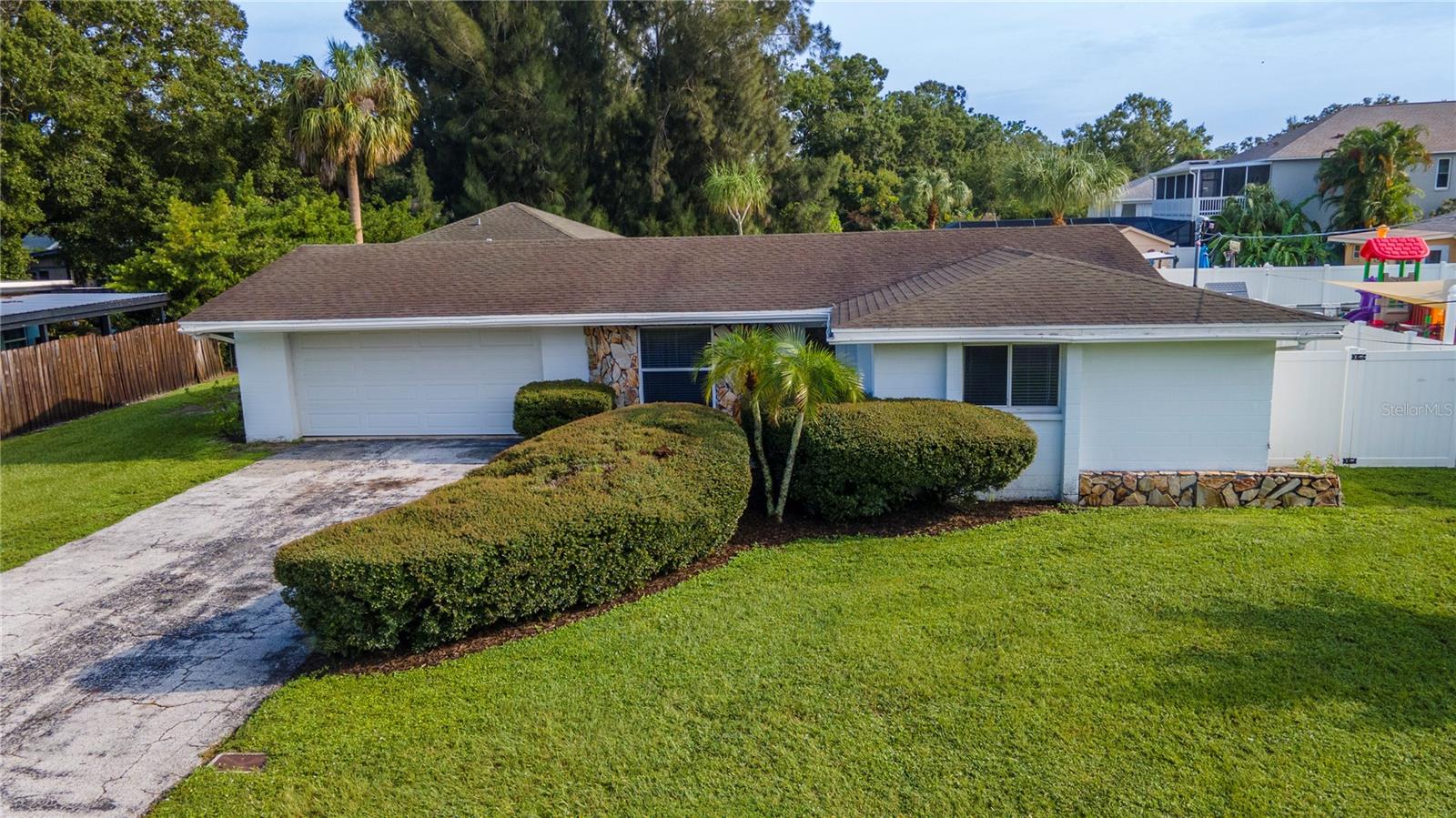 102 SHORE DR W