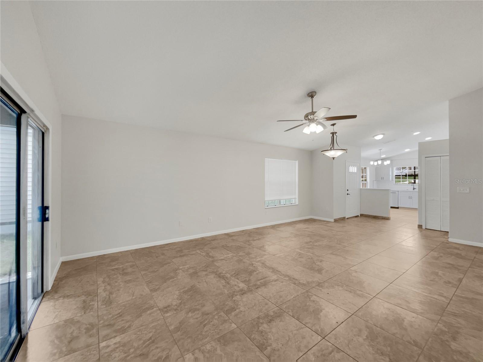 112 WINTERGLEN DR photo 4