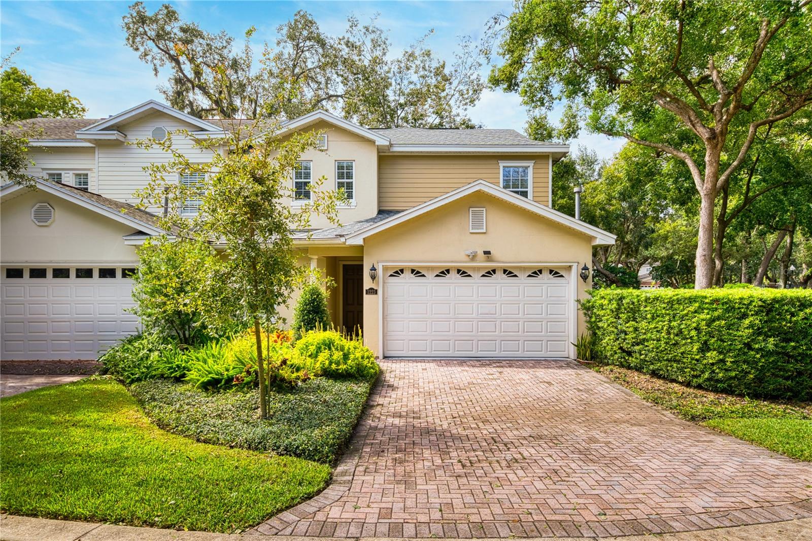 1223 COUNTRY CLUB OAKS CIR