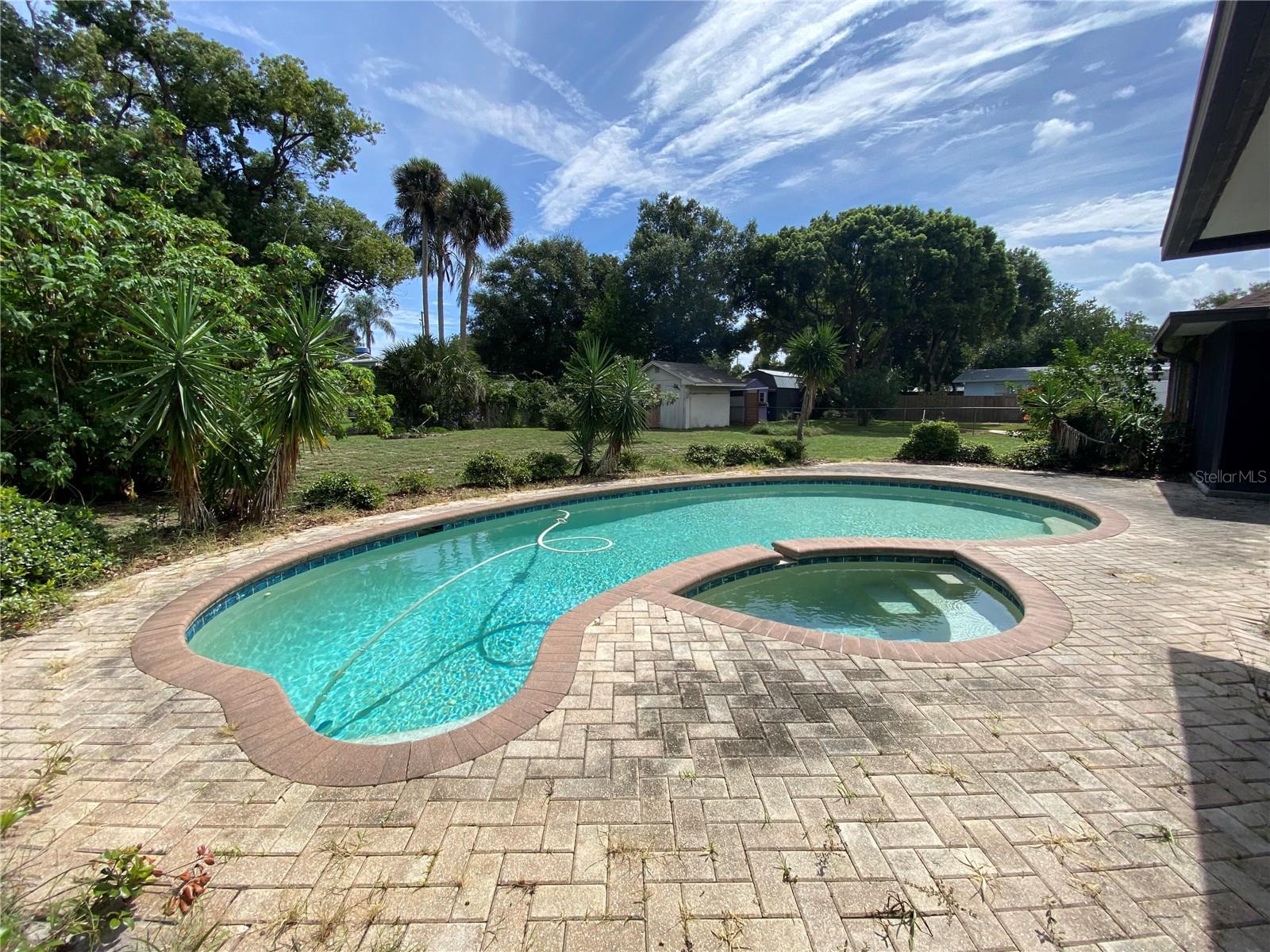 1605 LIVE OAK ST photo 2