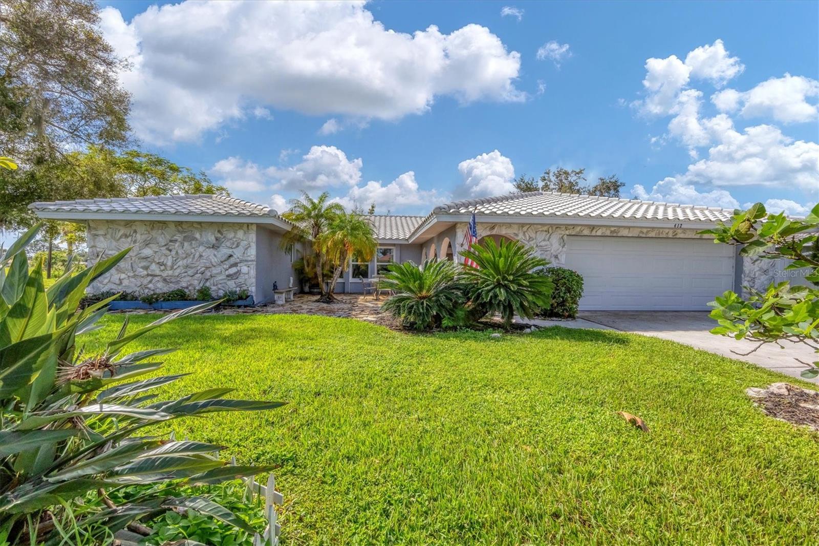 412 RUBENS DR photo 2