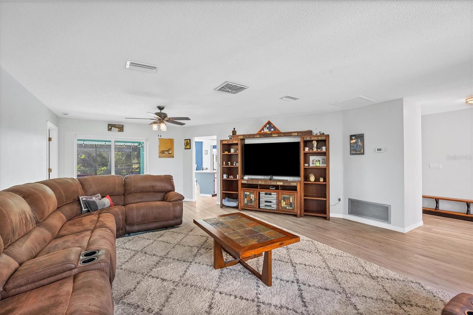 412 RUBENS DR photo 5
