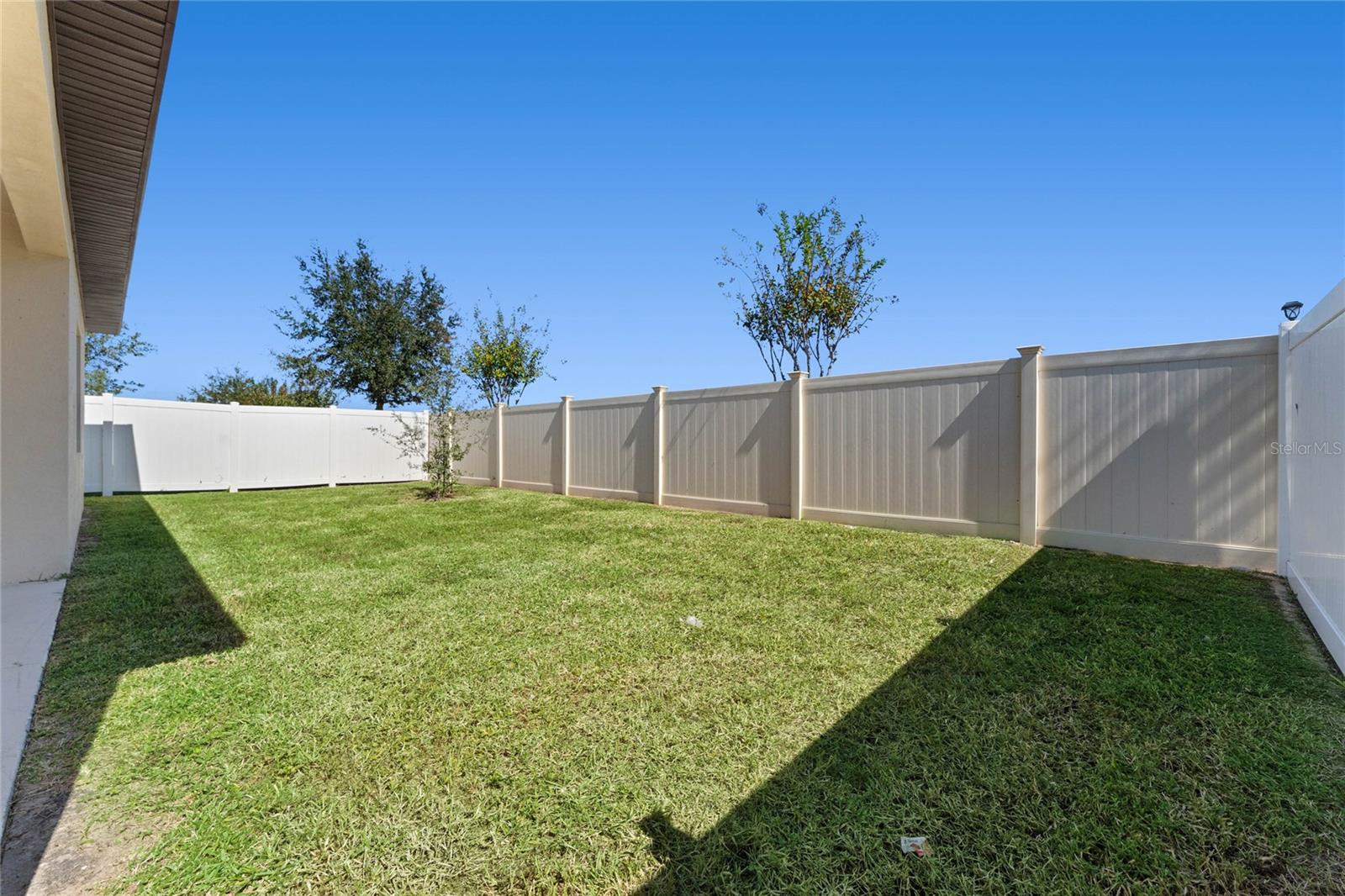 555 MEADOW POINTE DR photo 4