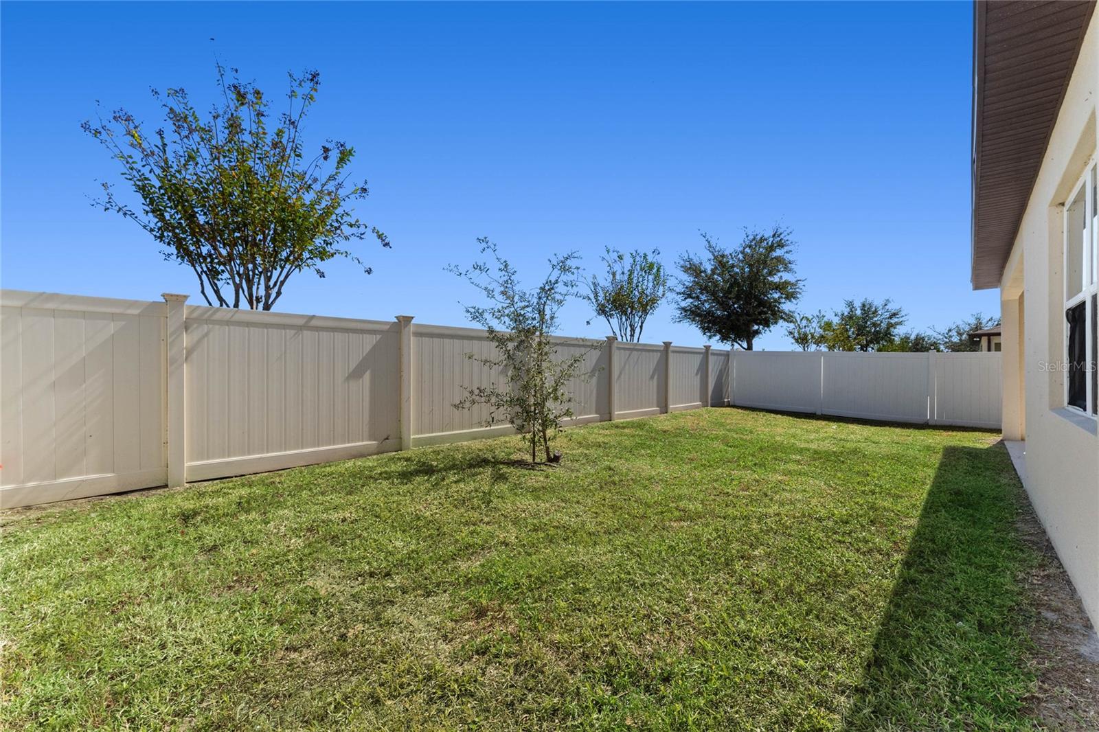 555 MEADOW POINTE DR photo 5