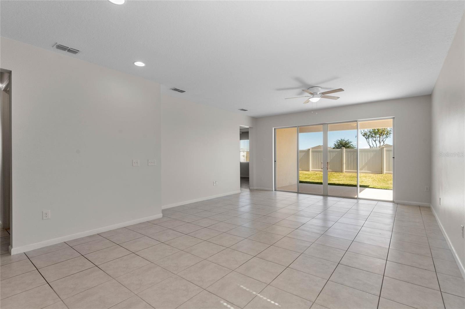 555 MEADOW POINTE DR photo 2