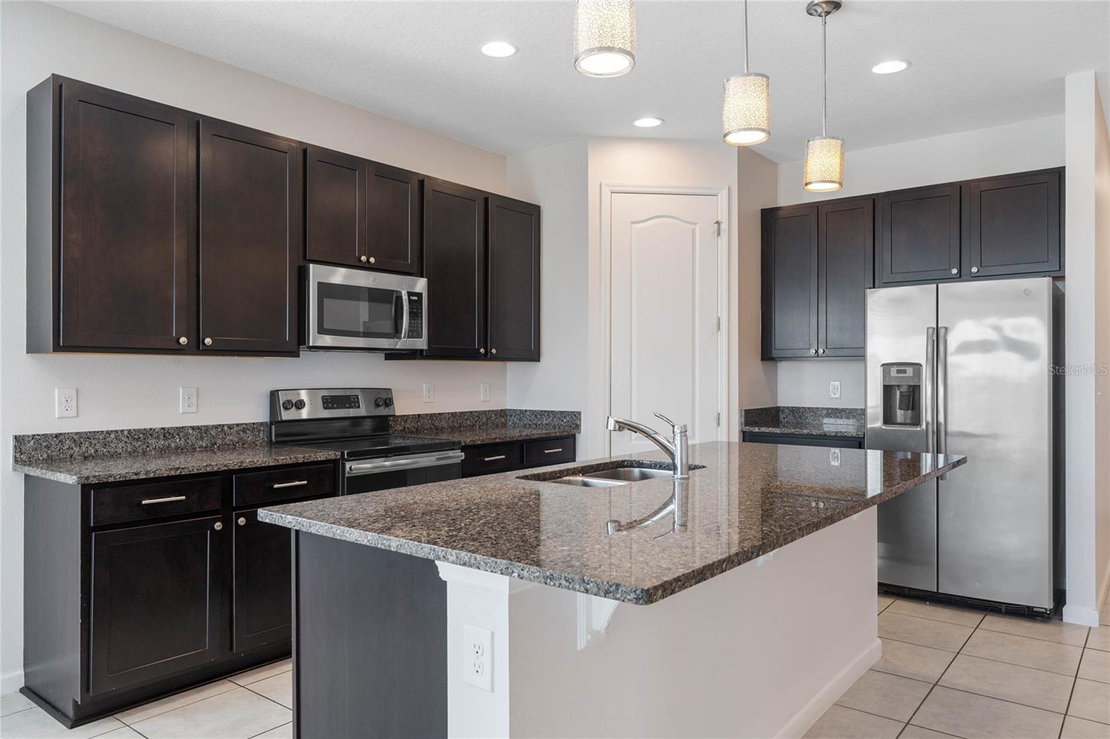 555 MEADOW POINTE DR