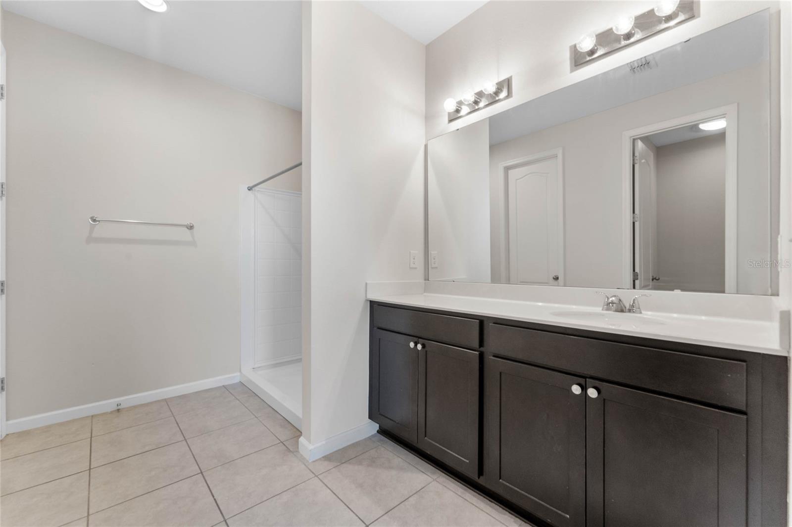555 MEADOW POINTE DR photo 3