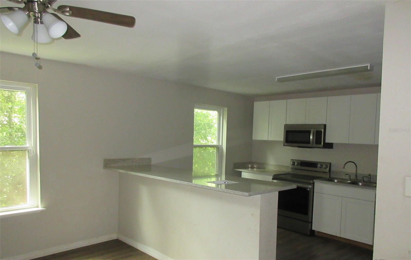 214 W DADE AVE photo 3