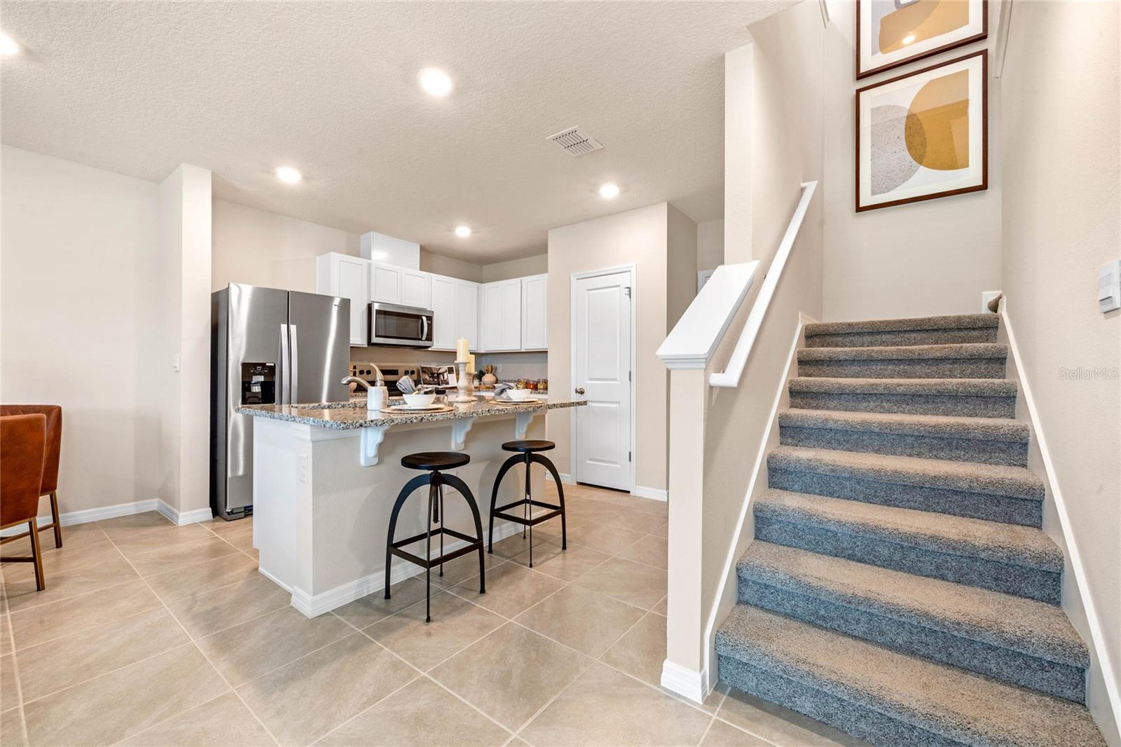 384 PRESTON COVE DR photo 2