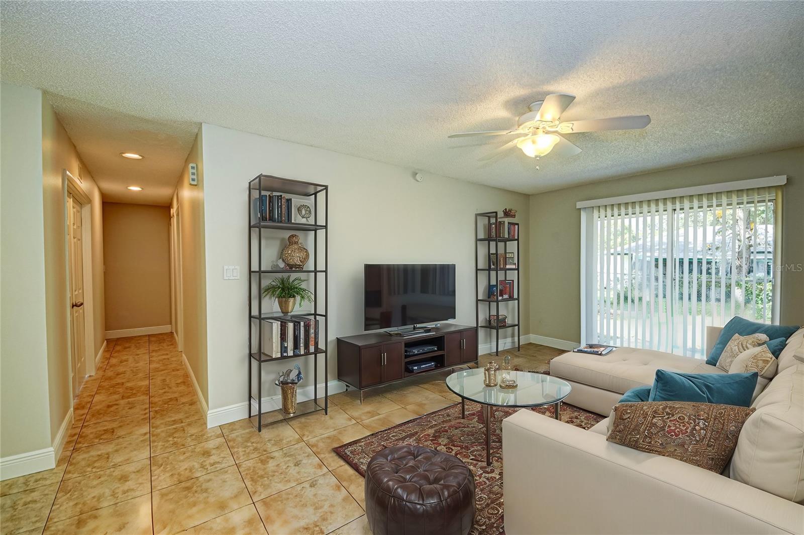 913 SYCAMORE LN photo 3