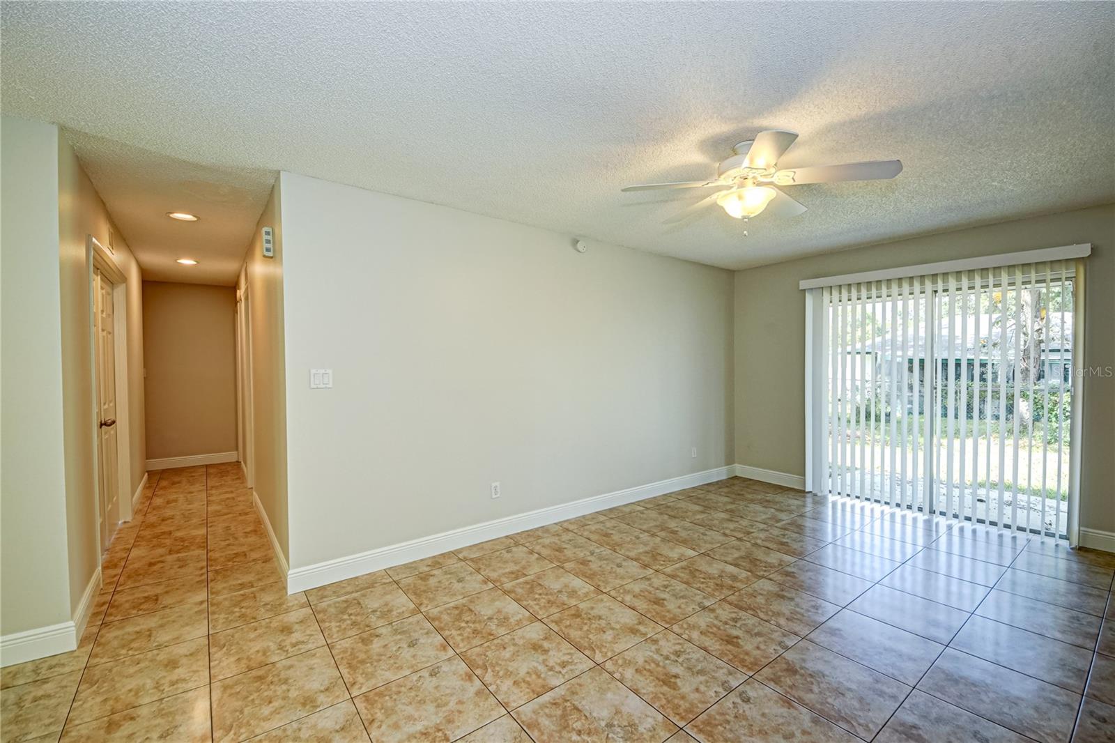 913 SYCAMORE LN photo 4