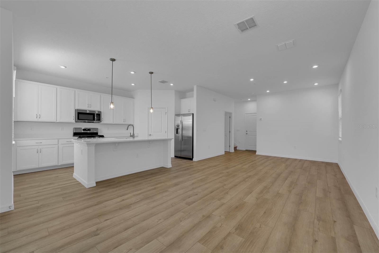 555 ORIENT AVE photo 5