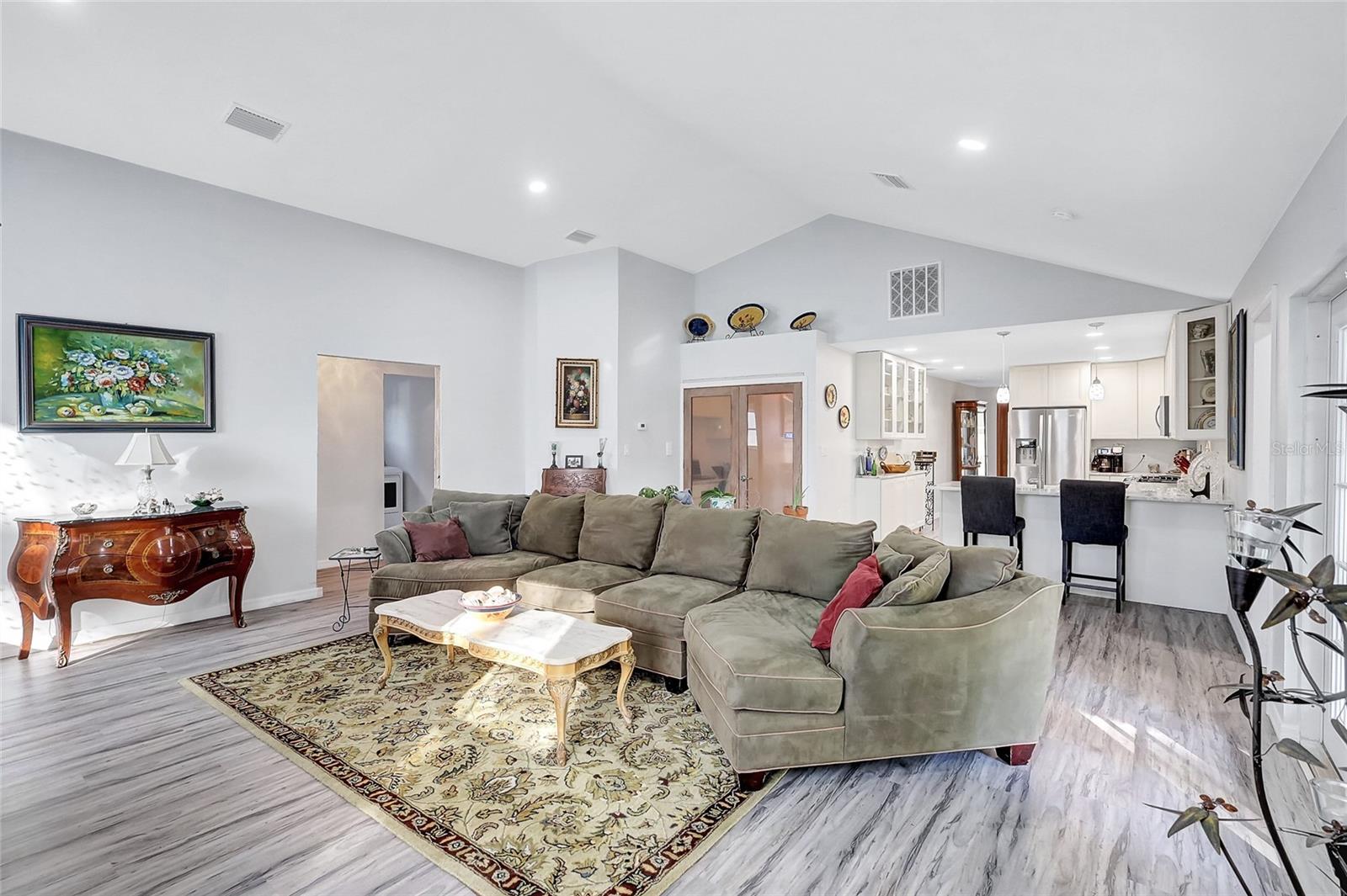 516 S CREST AVE photo 4