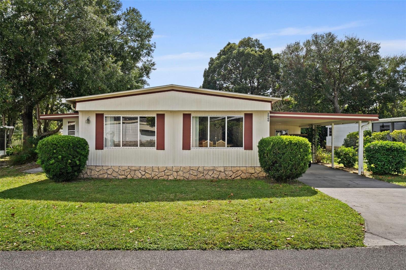 2060 LAMPLIGHT CIR photo 2