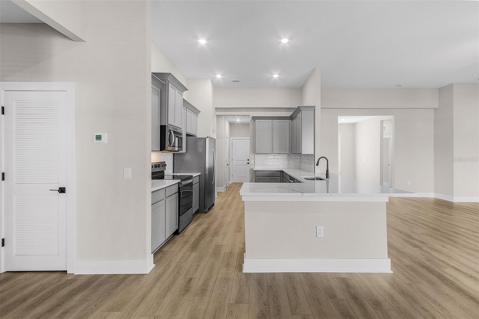 12140 WARDEN AVE photo 2