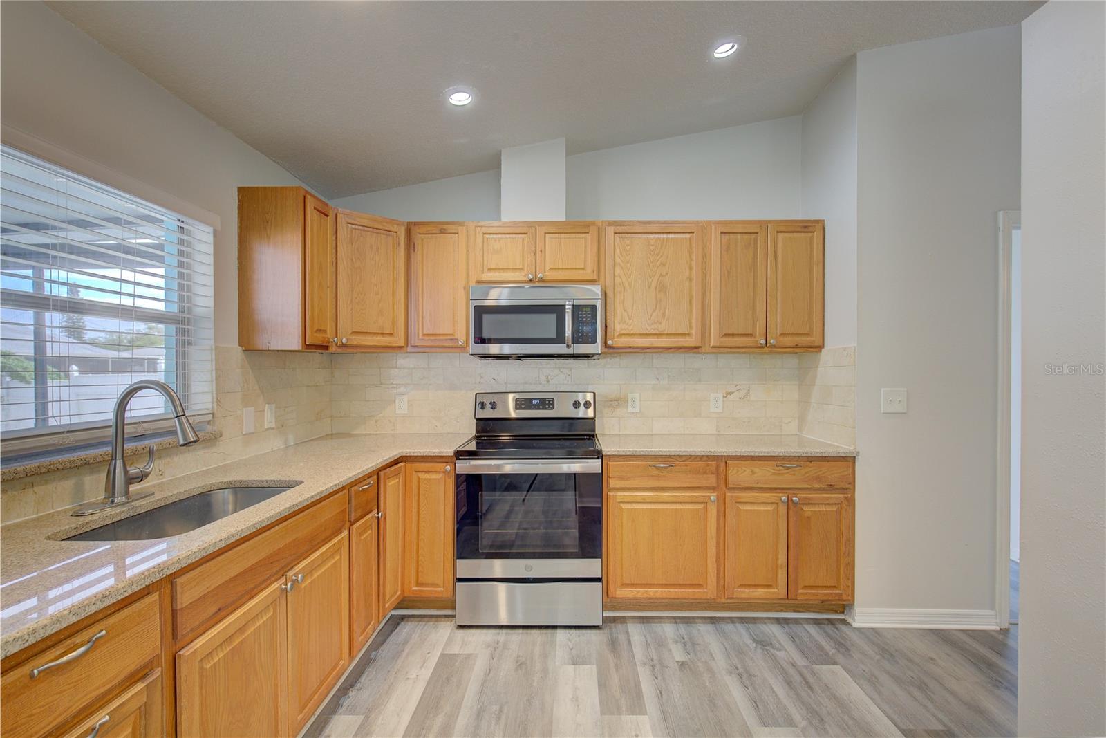 16206 VILLA DR photo 3