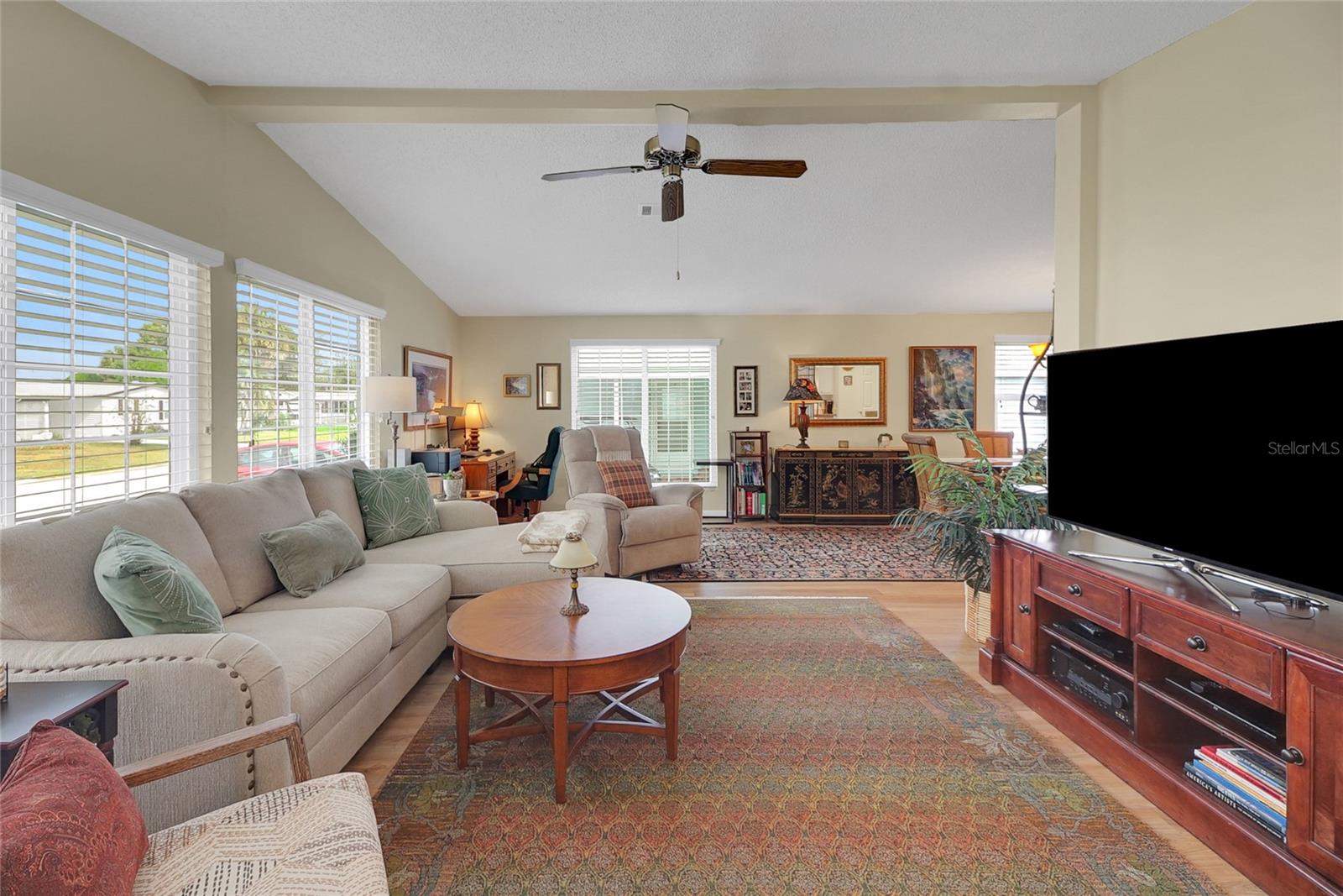 1112 PARADISE DR photo 4