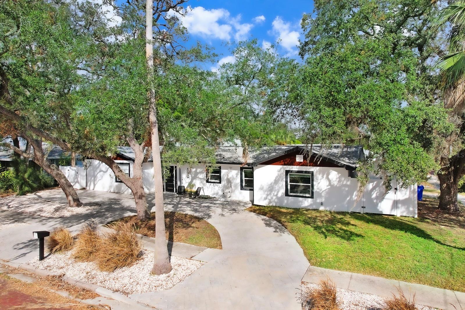 530 LOCKLIE ST photo 3