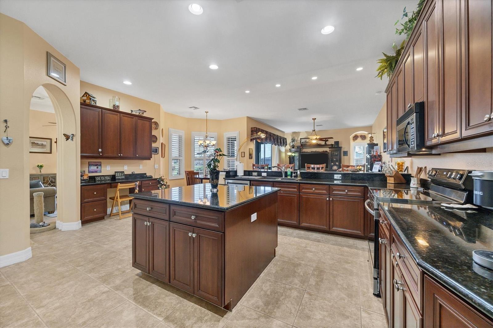 935 ROTONDA CIR photo 2