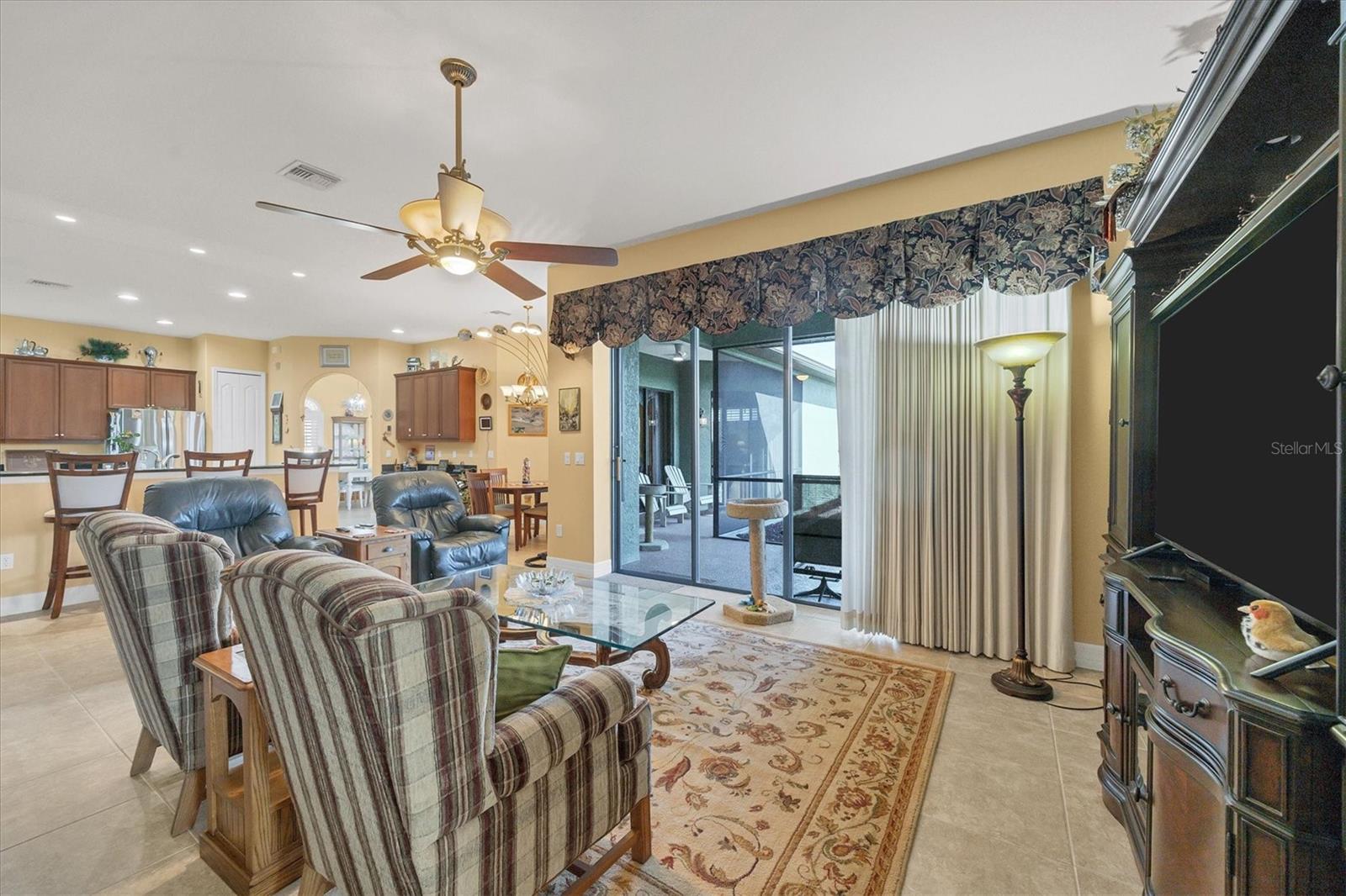 935 ROTONDA CIR photo 4