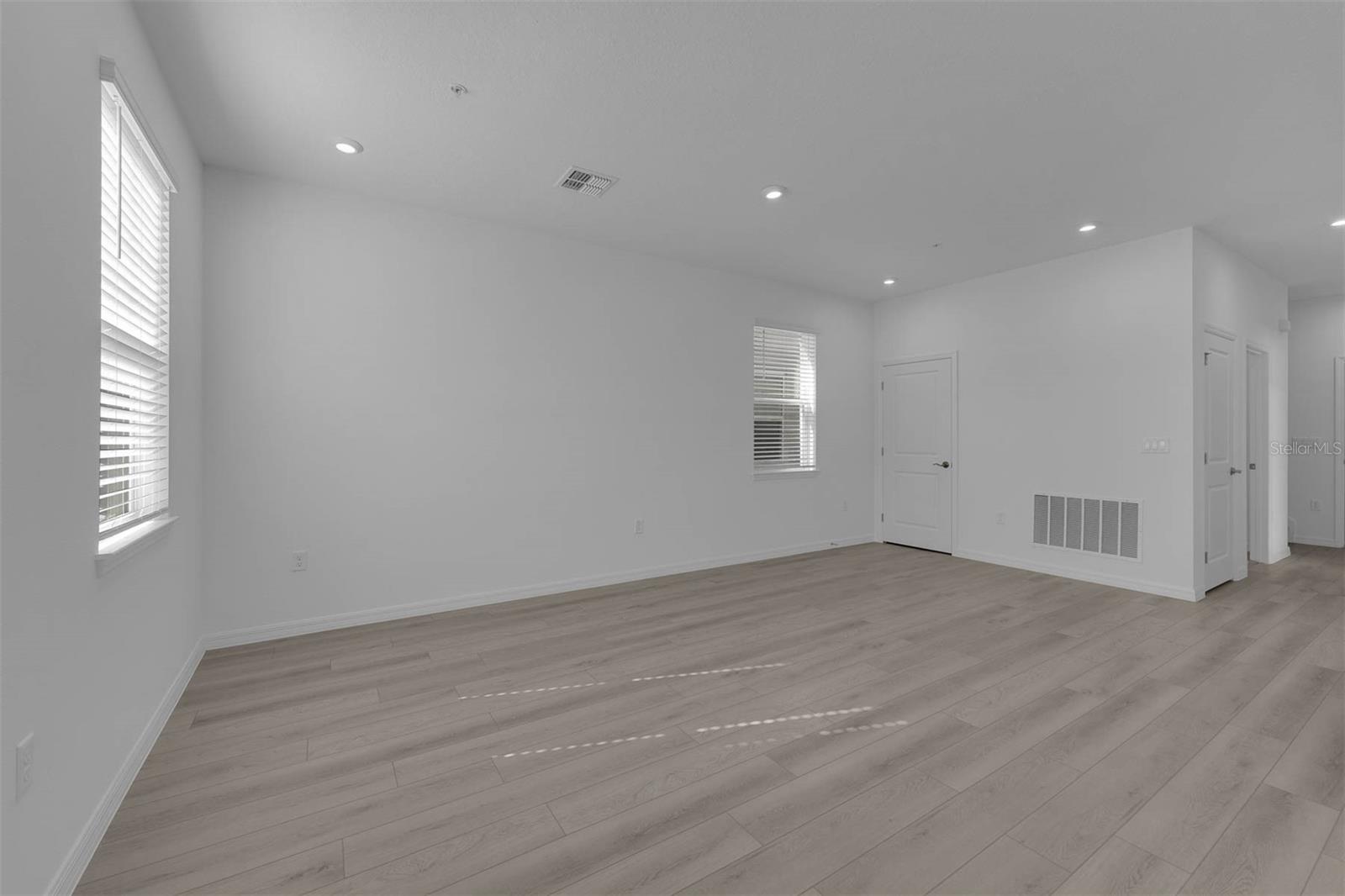 566 ORIENT AVE photo 4