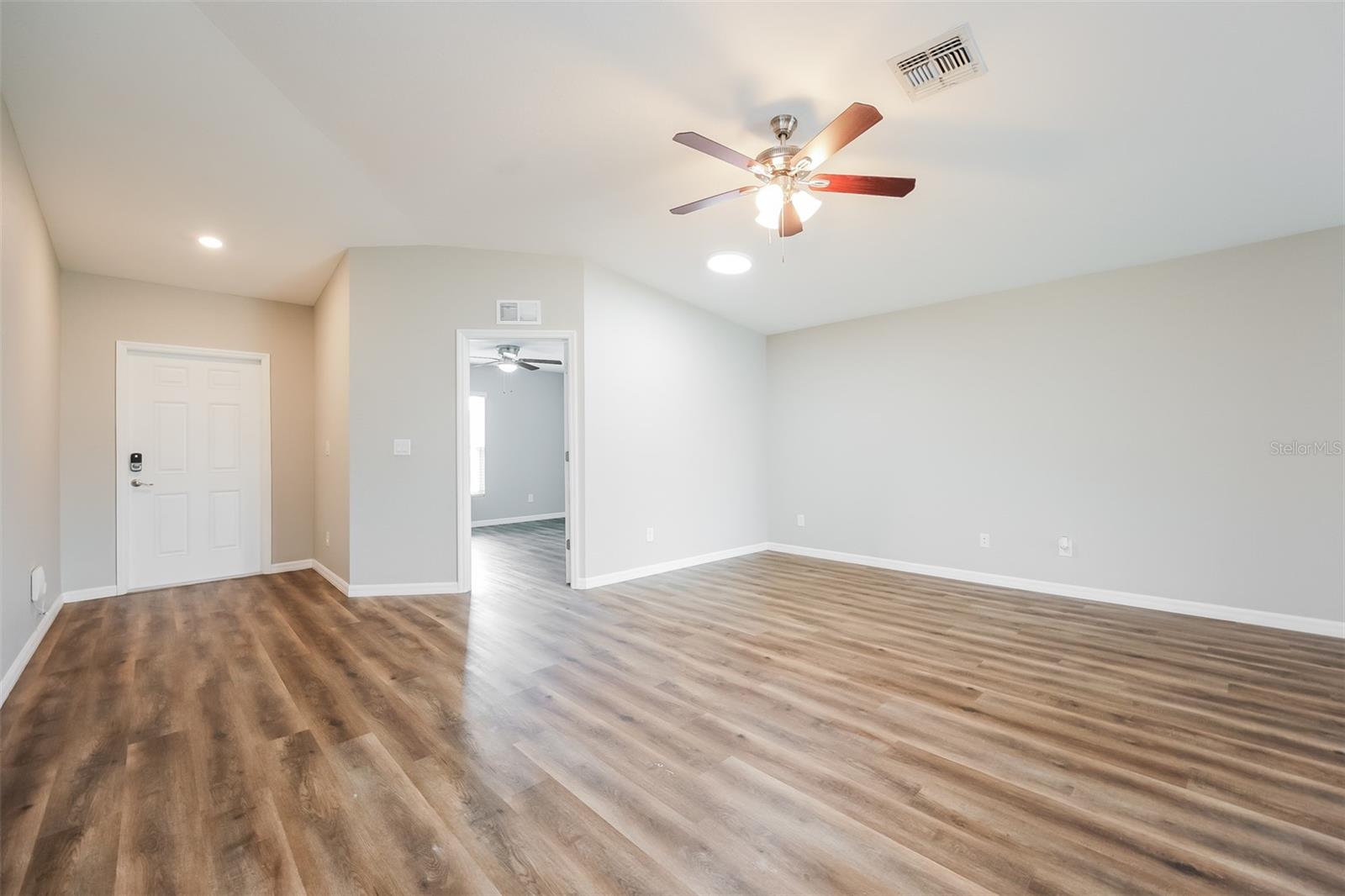 377 AVELLA ST photo 2