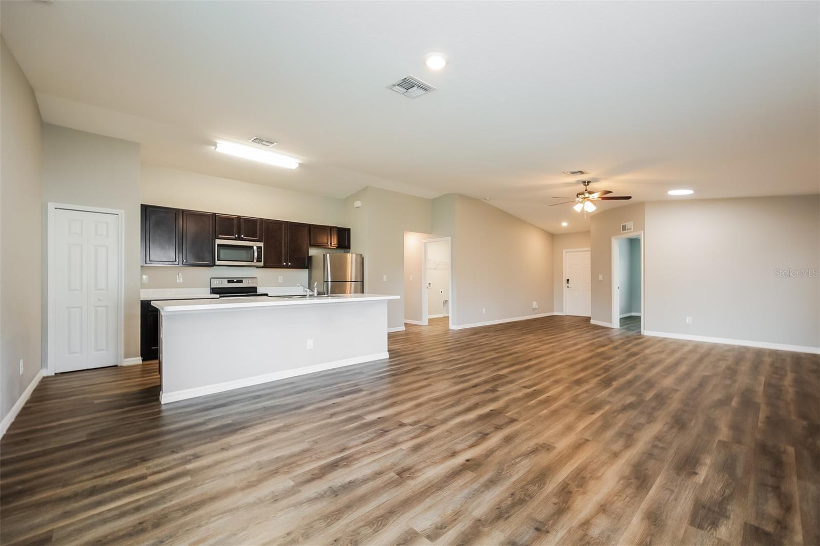 377 AVELLA ST photo 4