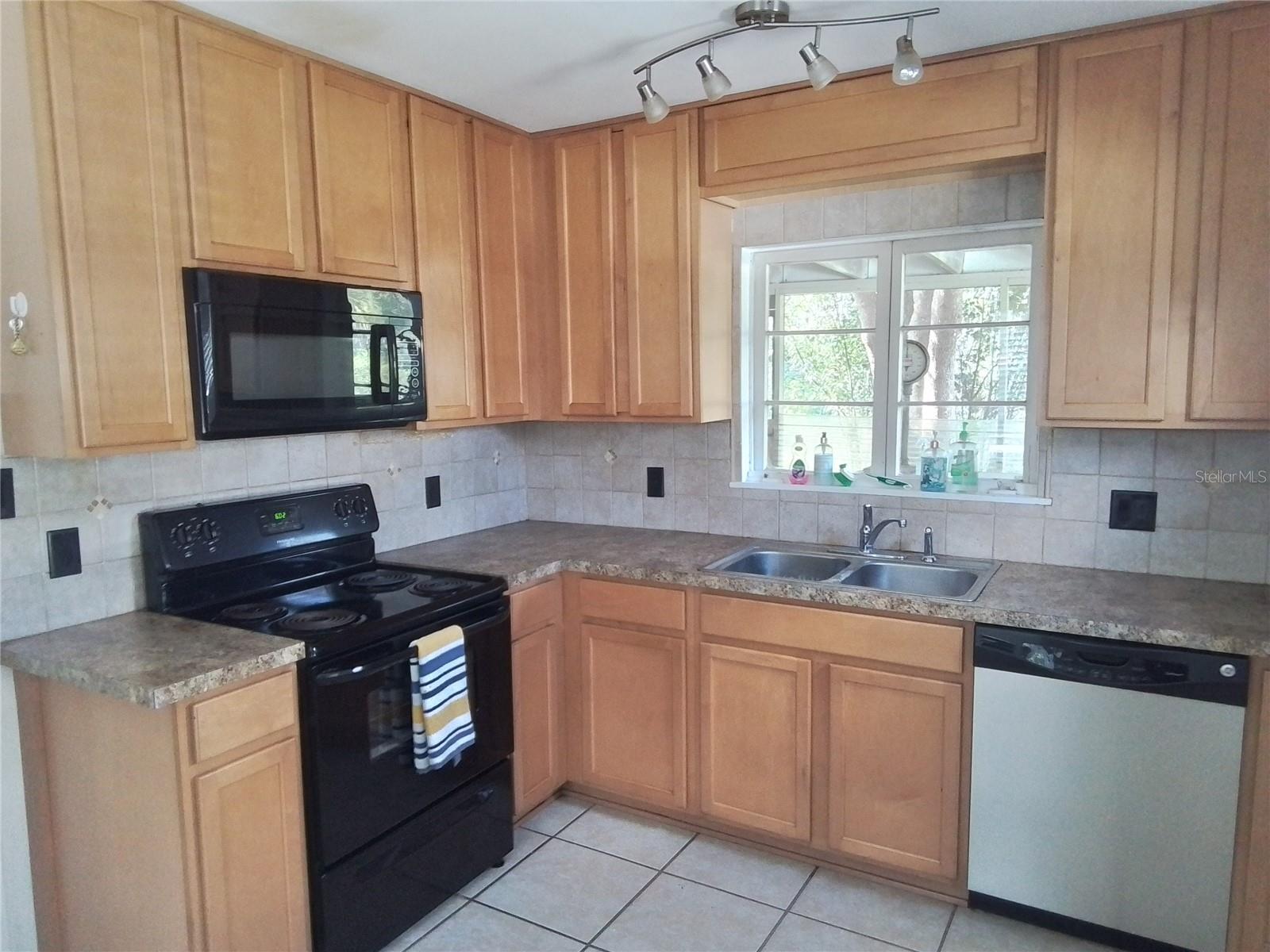405 N RHODES ST photo 2