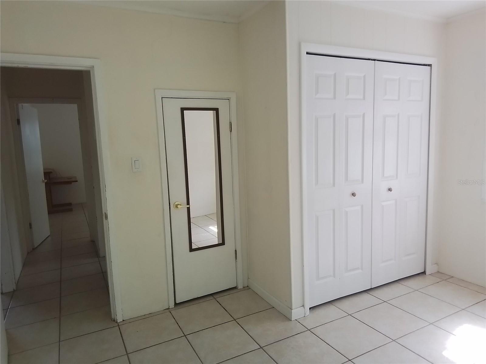 405 N RHODES ST photo 3
