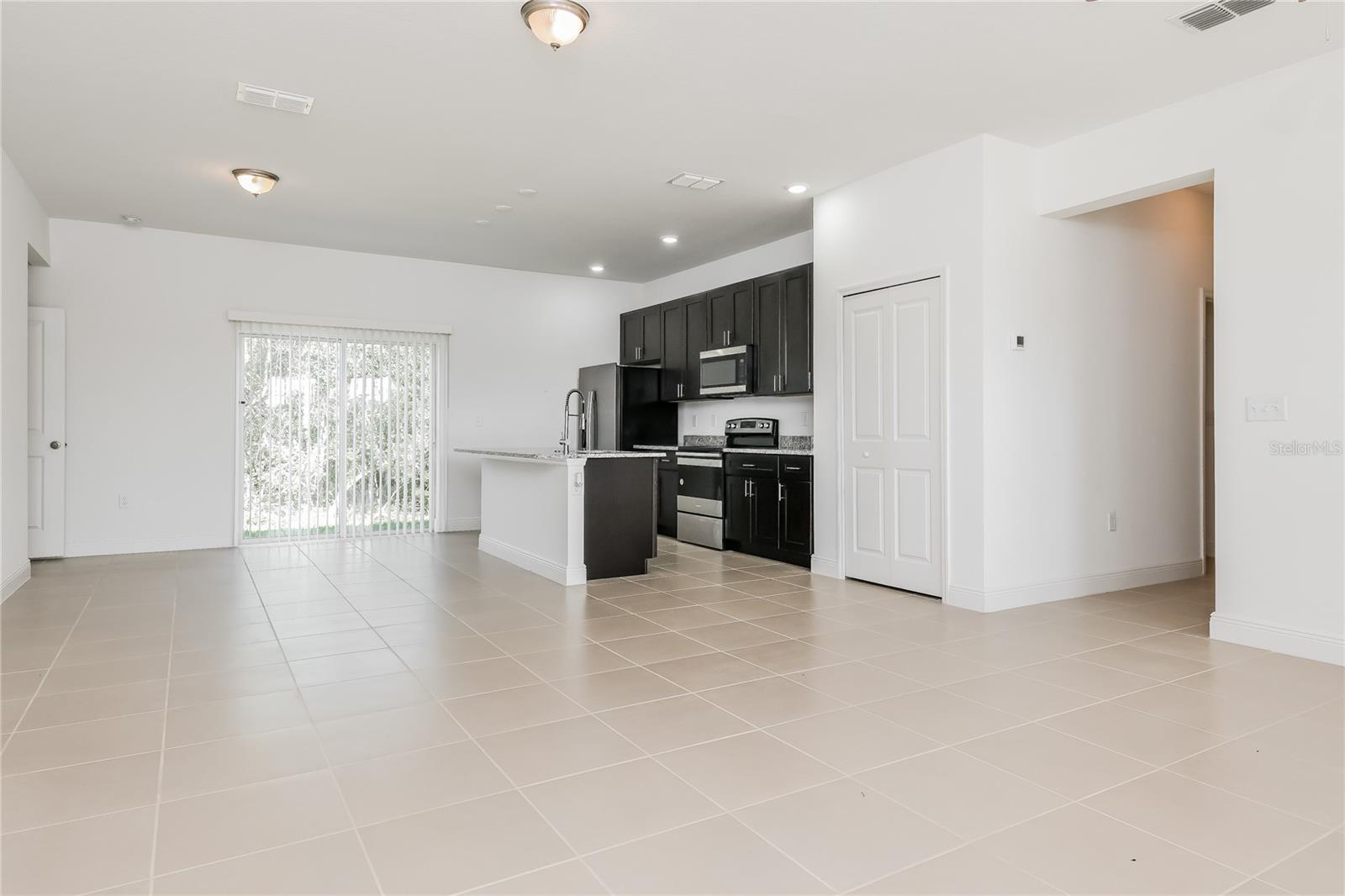 1206 AMAZON WAY photo 4
