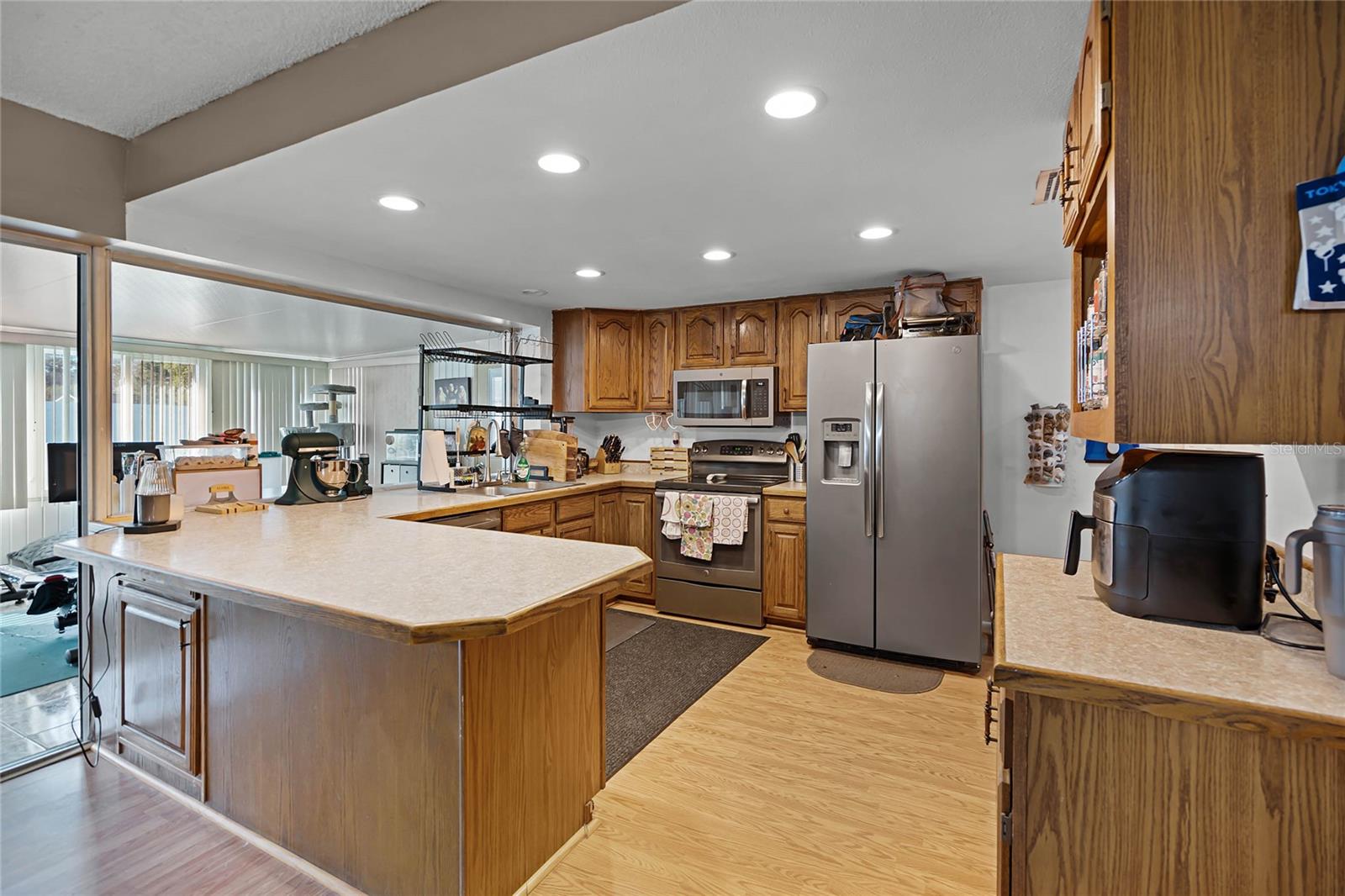 1424 LESLIE DR photo 2