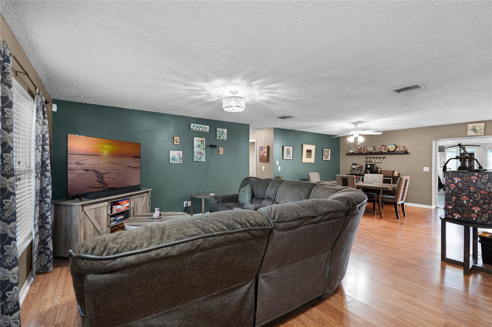 1424 LESLIE DR photo 3