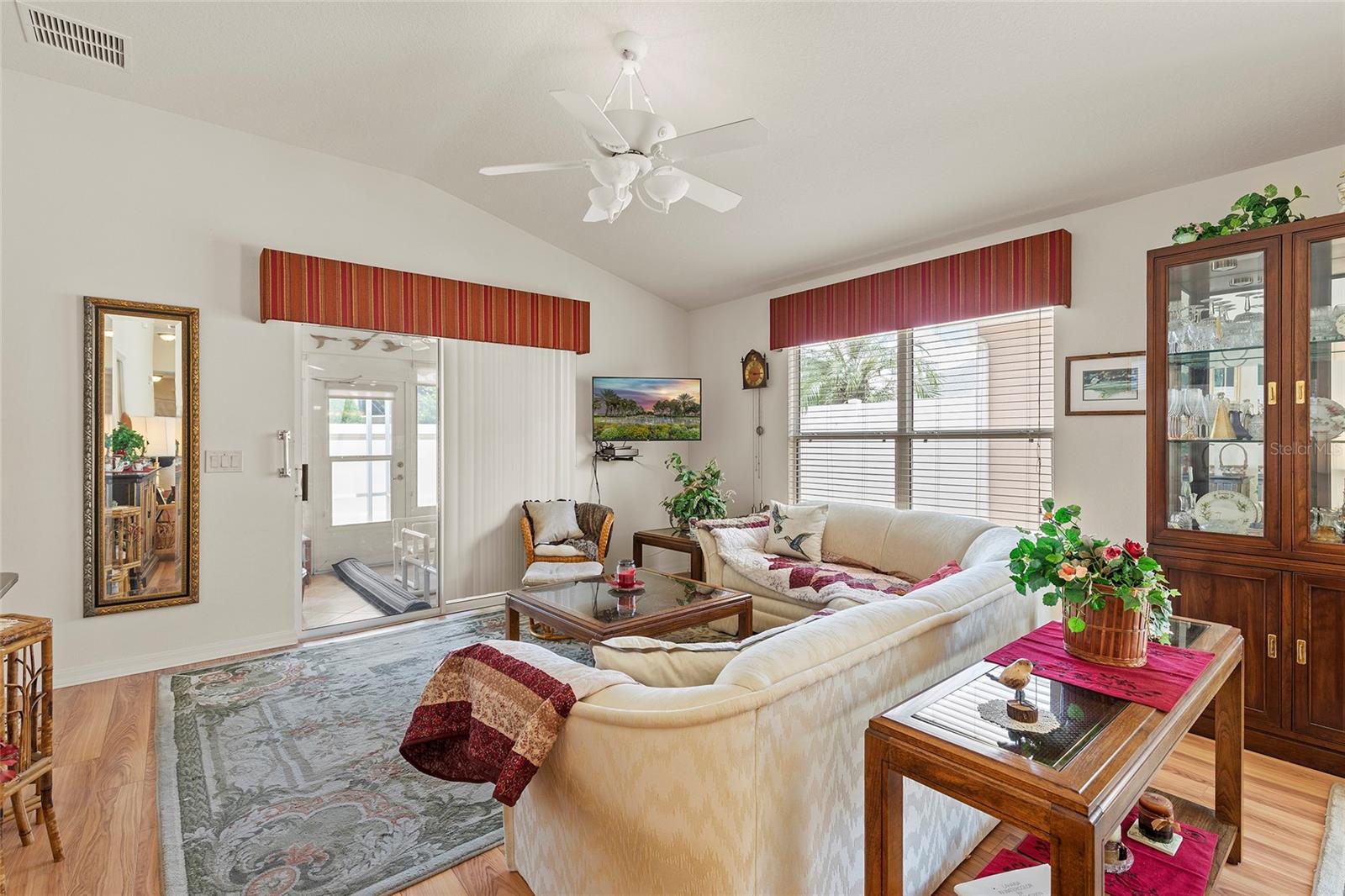 973 BUSTER PL photo 5