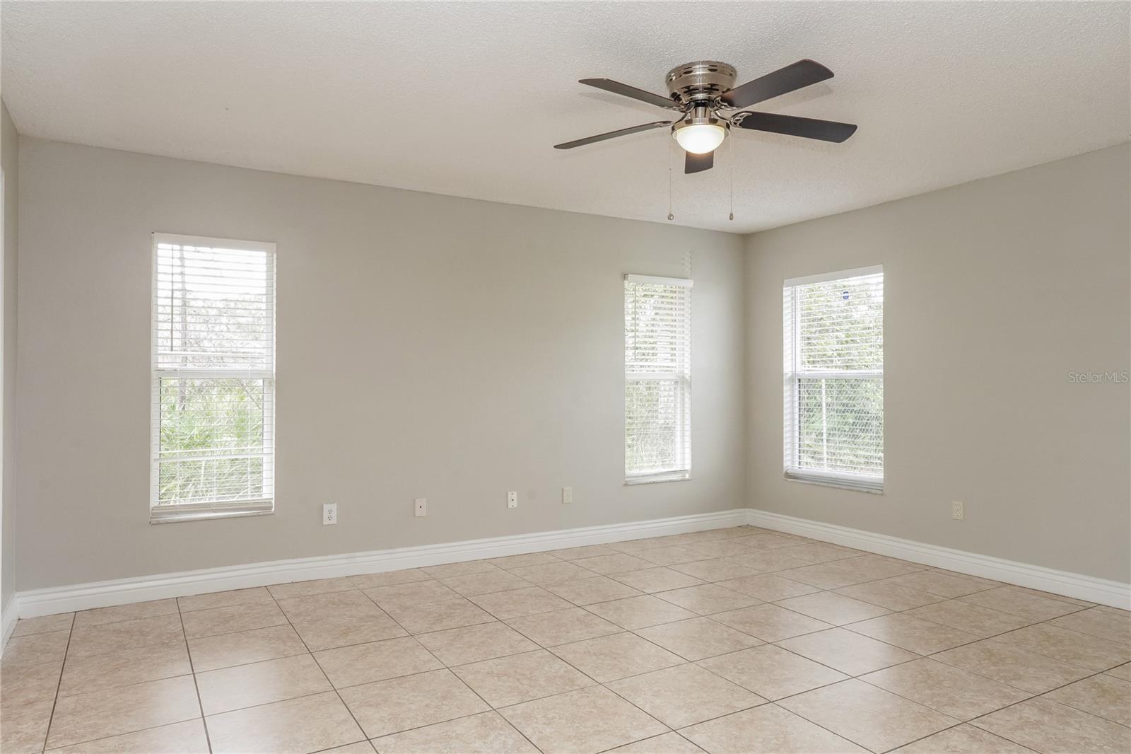 679 COTULLA DR photo 2