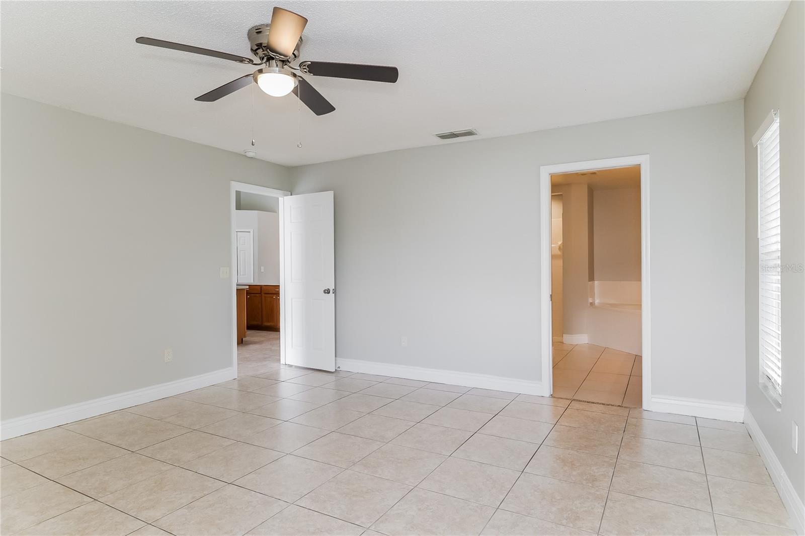 679 COTULLA DR photo 3