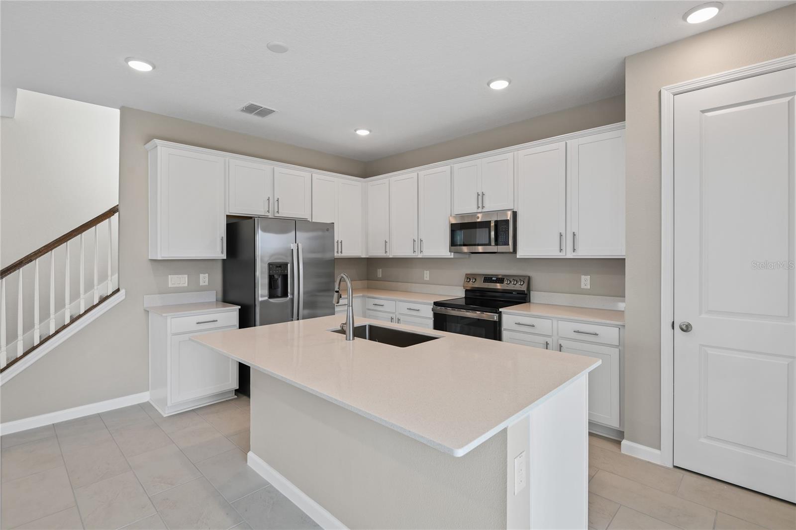 670 SUMMIT RIVER DR photo 3