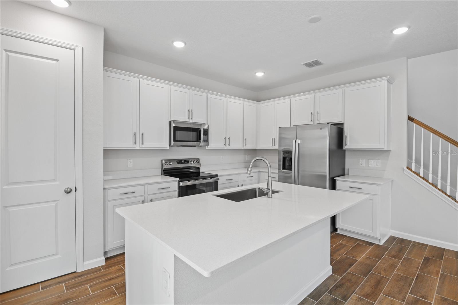 680 SUMMIT RIVER DR photo 3